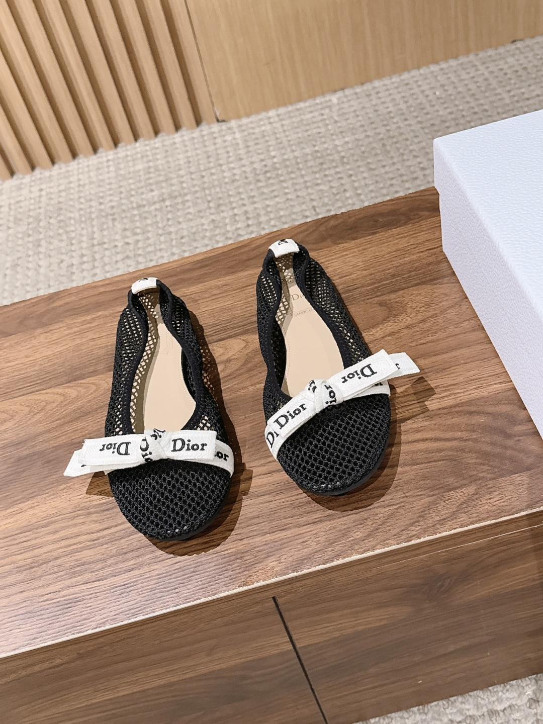 NO:905572,Dior J'Adior Dior's new webbed bow woven ballet shoes. This J'Adior ballet shoe is presented by Jonathan Anderson. It is a new interpretation of Dior's classic series, highlighting Dior's exquisite craftsmanship and enhancing its style with a sense of fashion. It is carefully made of hollow elastic mesh fabric and has an elegant pointed toe design. The two-color Dior embroidered ribbon on the upper is tied into a flat bow, which is unique. It can create an elegant and fashionable refined look.  The upper is made of imported fly-woven cotton, the lining is made of imported crystal sheepskin, and the original Italian outsole is Size 35-42 (40/41/42 custom-made, non-returnable), ballet shoes, dior, dior, sheepskin19860909Dior J'Adior 迪奥新款织带蝴蝶结编织芭蕾舞鞋  这款 J'Adior 芭蕾鞋由乔纳森·安德森 (Jonathan Anderson) 倾情呈献,全新演绎 Dior 的经典系列,彰显 Dior 的精湛工艺,以时尚感提升格调.采用镂空弹力网眼织物精心制作,优雅尖头设计,鞋面双色 Dior 刺绣饰带系成扁平蝴蝶结,别具一格.可打造高雅时髦的精致造型 鞋面采用进口飞织棉鞋面 内里垫脚进口水晶羊皮 意大利原版大底  Size35-42（40/41/42定做不退换）,芭蕾舞鞋,dior,dior,sheepskin,Women's Shoes