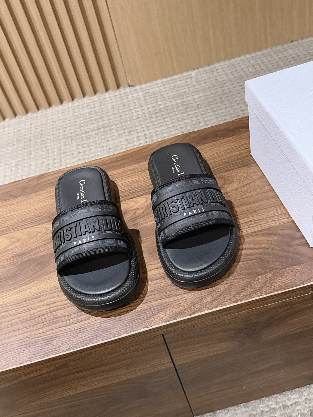 NO:905565,Christian Dior's new spring and summer IVIETA DWAY thick-soled slippers with CD letter logo three-dimensional embroidery thick-soled round-toed open-toe slippers. The original version is developed to be the top version on the market. It feels soft and delicate on the feet and is extremely comfortable. Specific raffia electric embroidery, high-temperature water-soluble cotton technology fabric + cowhide foot lining Size35-39 (40/41/42 custom-made, non-returnable, non-replaceable), slippers, dior, dior, slippers, cowhide19860909Christian Dior 迪奥春夏新 IVIETA DWAY厚底拖 一字拖CD字母logo立体刺绣厚底圆头露趾拖鞋 原版开发市面顶级版本,脚感柔软细腻,舒适度极高.特定酒椰草电绣高温水溶棉质科技面料+牛皮垫脚内里 Size35-39（40/41/42定做不退不换）,拖鞋,dior,dior,slippers,cowhide,Women's Shoes
