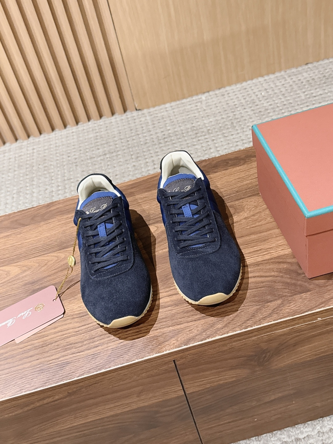 NO:905551,Loro Piana fashion casual sports moral training shoes from Italy, which pursues quality and craftsmanship, and integrates innovative technology with traditional Italian style. This brand has always been very low-key, but it should be considered a dad-level presence in luxury goods!  The sneaker style is made of soft deerskin. The breathable properties and flexible texture of the natural material make the sneakers both functional and comfortable. The high-quality metal-free tanning and tumbling process highlights the natural texture of the leather. The camel-colored sole and white rubber trim create a double-layer sole effect, making it also suitable as an everyday shoe. The casual-style suede toe and back panel are decorated with an embossed LP logo on the tongue!  Upper high mercerized cow suede silk cloth lining sheepskin cloth outsole TPU size female 35-40 (40 customized) male 40-45 (45 customized), casual shoes/sports shoes, loro piana, loro piana, sneakers, sheepskin, real silk19860909Loro Piana 诺悠翩雅时尚休闲运动德训鞋 来自意大利的它追求质量和手工,融创新技术与意大利传统风格为一体,这个牌子一直很低调,但是在奢侈品里应该也算是爸爸级的存在！ 以柔软鹿皮制成的运动鞋款式,天然材料的透气属性与柔韧质感,让球鞋兼具功能性与舒适性,高质量的无金属鞣制和翻滚工艺,凸显了皮革的天然纹理,而骆驼色鞋底与白色橡胶饰边营造出的双层鞋底效果,使其也可作为日常鞋履,打造休闲风格绒面革鞋头和后上片,鞋舌点缀浮雕LP徽标！ 鞋面高丝光牛反绒真丝布 内里羊皮布 大底TPU 码数女35-40（40定制）男40-45（45定制）,休闲鞋/运动鞋,loro piana,loro piana,sneakers,sheepskin,real silk,Women's Shoes