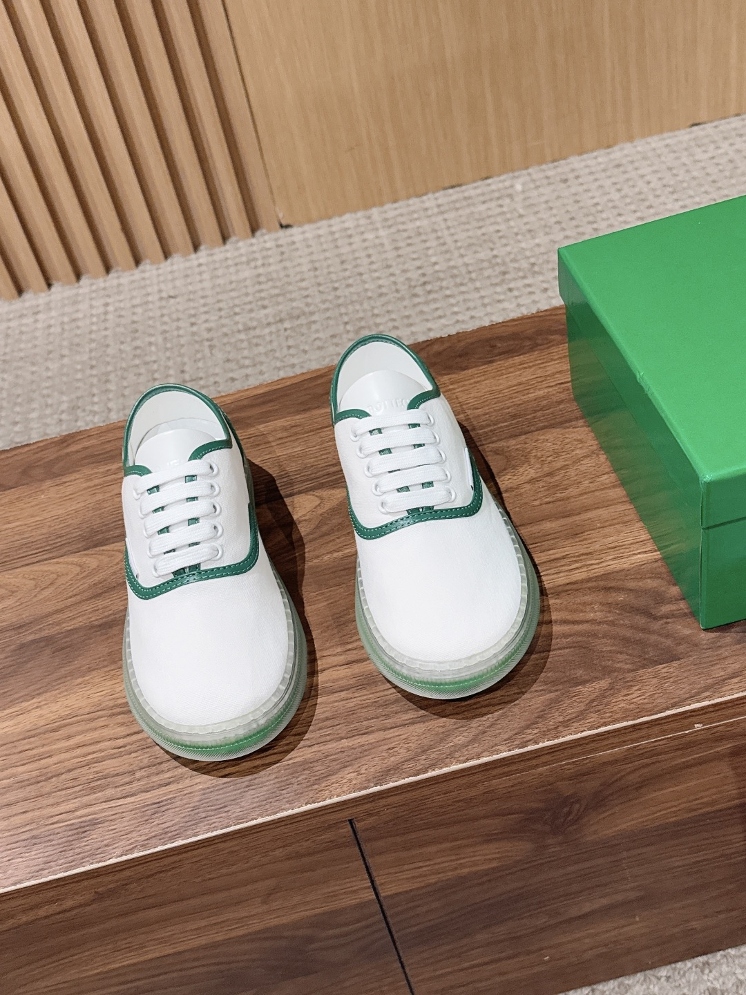 NO:921874,Bottega Veneta's new woven lace-up shoes BV Serena's new sneakers perfectly combine minimalism and classicity. The woven cut and lace design are simple yet relaxed!  The upper leather is imported environmentally friendly sheepskin. The lining and feet are all made of original environmentally friendly sheepskin. The outsole is an original customized transparent outsole. Size 35-39/40 is custom-made and cannot be returned or exchanged.19860909Bottega Veneta 葆蝶家新款编织系带单鞋 BV Serena新款运动鞋把极简和经典完美结合 编织切割搭配系带设计 简约中不失松弛感！鞋面的皮料是进口环保羊皮 内里和垫脚都是原版环保羊皮材质 大底是原版定制透明大底 Size35-39/40订制不退换,,bottega veneta,bottega veneta,bottega veneta,sneakers,sheepskin,Women's Shoes