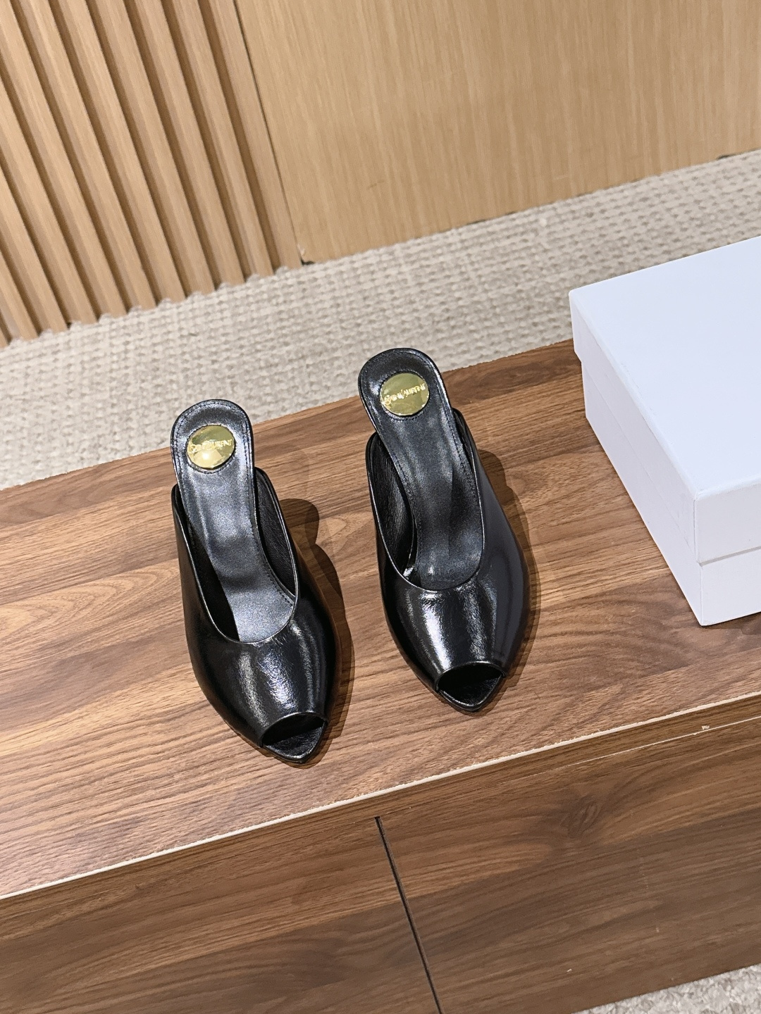 NO:921914,#leather Saint Laurent YSL Saint Laurent summer new pointed fish-toe high-heeled Mule slippers. Fish-mouth pointed toe high-heeled Mule slippers with a cool and noble heroine atmosphere. Smooth and neat pointed-toe shoe shape, no heel Mule slippers style, slender and slender shoe body lines, narrow last version to gather the top of the foot, easily modify the foot shape, and the toe style is very convenient to put on and take off.  A variety of retro and high-end colors, suitable for hot girl style and light luxury celebrity style, no matter the leg shape. Taking into account the charm and comfort of the feet, if you want a pair of high-heeled slippers full of atmosphere, these pointed-toe fish mouth mule slippers are the first choice for daily travel. Upper butter leather/film Lining sheepskin outsole Italian genuine leather outsole size 35-40 (40 size customization is not returnable)  Heel height 8.5cm, half drag high heels, saint laurent, saint laurent, saint laurent, high heels, slippers, sheepskin, Leather soles19860909#皮面 Saint Laurent YSL圣罗兰夏季新款尖头鱼嘴高跟穆勒拖 自带清冷贵气大女主氛围感的鱼嘴尖头高跟穆勒拖 流畅利落的尖头鞋型,无后跟穆勒拖款式,鞋身线条纤细修长,窄楦版型收拢脚面,轻松修饰脚型,套脚款式穿脱十分便捷. 多款配色复古高级,适配辣妹风与轻奢名媛风穿搭,不挑腿型.兼顾妩媚调性与上脚舒适度,想要一双氛围感满满的高跟拖鞋,这款尖头鱼嘴穆勒拖是日常出行的优选单品. 鞋面牛油皮/胶片 内里羊皮 大底意大利真皮大底 size35-40码（40码定制不退换） 跟高8.5cm,半拖高跟鞋,saint laurent,saint laurent,saint laurent,high heels,slippers,sheepskin,Leather soles,Women's Shoes