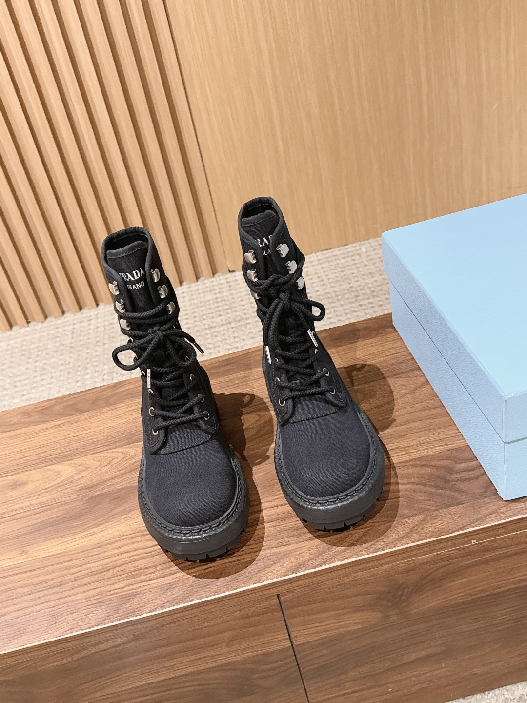 NO:921898,Prada Autumn and winter retro canvas boots, fashionable motorcycle Martin boots, with unique taste, everyone loves and can be easily controlled. They are popular every year. There is also a versatile classic shoe last, which is enough to conquer you. Wear it, you can be casual and casual, simple and handsome. Upper canvas Size#35-40 (40 is custom-made and non-refundable), boots, prada, prada, boots19860909Prada 普拉达 秋冬复古帆布靴 时尚机车马丁靴,独到味道,人人都爱也轻松驾驭 每年都会爆.还有就是百搭经典的鞋楦,足以征服你,穿上它,**休闲两不失误,上脚简单帅气 鞋面帆布 Size#35-40（40 订做不退换）,靴子,prada,prada,boots,Women's Shoes