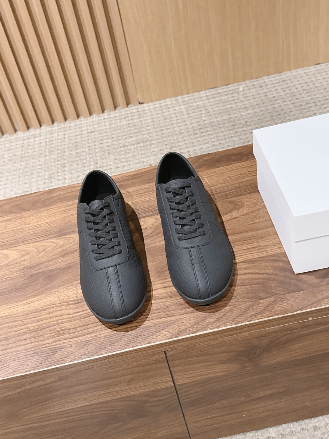 NO:921892,[Made in Guangzhou] THE ROW simple pleated lace-up casual shoes adhere to the minimalist aesthetic design, continue the brand's low-key and restrained high-end tone, discard unnecessary fancy decorations, soft and rounded toe, smooth and soothing lines of the shoe body, and the overall relaxed and high-end atmosphere. The neat lace-up style is simple and attractive, suitable for daily commuting and leisure travel. It is suitable for various styles of daily commuting and leisure travel, and easily creates a lazy and low-key texture. The upper is made of imported wrinkled distressed first-layer cowhide.  Delicate sheepskin lining, thin non-slip rubber outsole, size 35-40, casual shoes/sports shoes, sneakers, cowhide, sheepskin19860909【莞产】THE ROW 简约褶皱系带休闲鞋 秉持极简美学设计,延续品牌低调内敛的高级调性,舍弃多余花哨装饰,柔和圆润鞋头,鞋身线条流畅舒缓,整体氛围感松弛高级.利落的系带款式,简约耐看,适配日常通勤、休闲出行多种穿搭风格,轻松营造慵懒低调的穿搭质感. 鞋面进口褶皱做旧头层牛皮 内里细腻羊皮内里 大底轻薄防滑橡胶平底 尺码35-40,休闲鞋/运动鞋,sneakers,cowhide,sheepskin,Women's Shoes