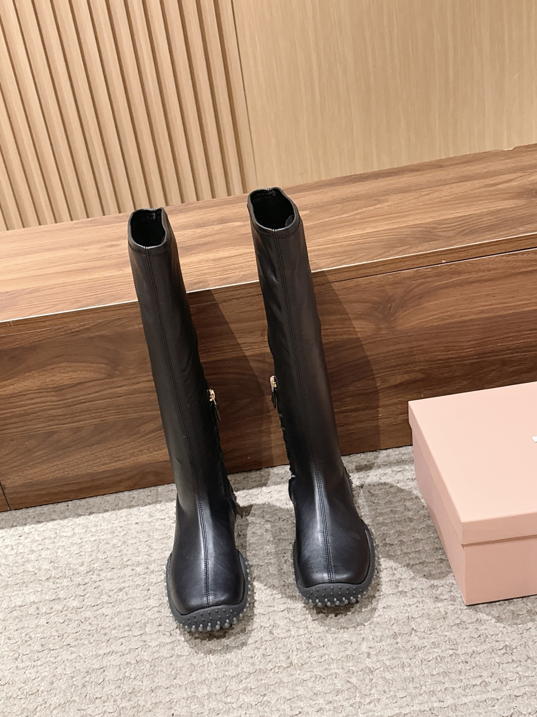 NO:924419,MiuMiu Miu Miu's latest 2026 autumn and winter catwalk style long boots and stretch boots. The most photographed item in the autumn and winter shows. It is hard to find a pair of shoes at miu's ordering meeting. There are so many celebrity fashion bloggers planting grass. This year's most worth buying boots. There is no one!  This autumn and winter are really cool. The Maillard color leather is super versatile and beautiful. The fabric is actually very soft and easy to wear!  The feet feel great. Regardless of whether the legs are thick or thin, they can be worn with a loose feeling and are very long, sporty and high-end. Size 35-39/40 can be customized and non-refundable. Boots, miumiu, boots19860909MiuMiu 缪缪2026秋冬最新走秀款长靴弹力靴 秋冬秀款出镜率最高的单品 miu家订货会一鞋难求 超多明星时尚博主种草 今年最值得入手的靴子 没有之一！今年秋冬确实泰酷辣 美拉德色系皮料 超级百搭好看 面料其实非常软巨好穿！脚感超赞 不管腿粗腿细 都能穿出宽松感而且非常显长运动风高级感十足 Size35-39/40定制不退换,靴子,miumiu,boots,Women's Shoes