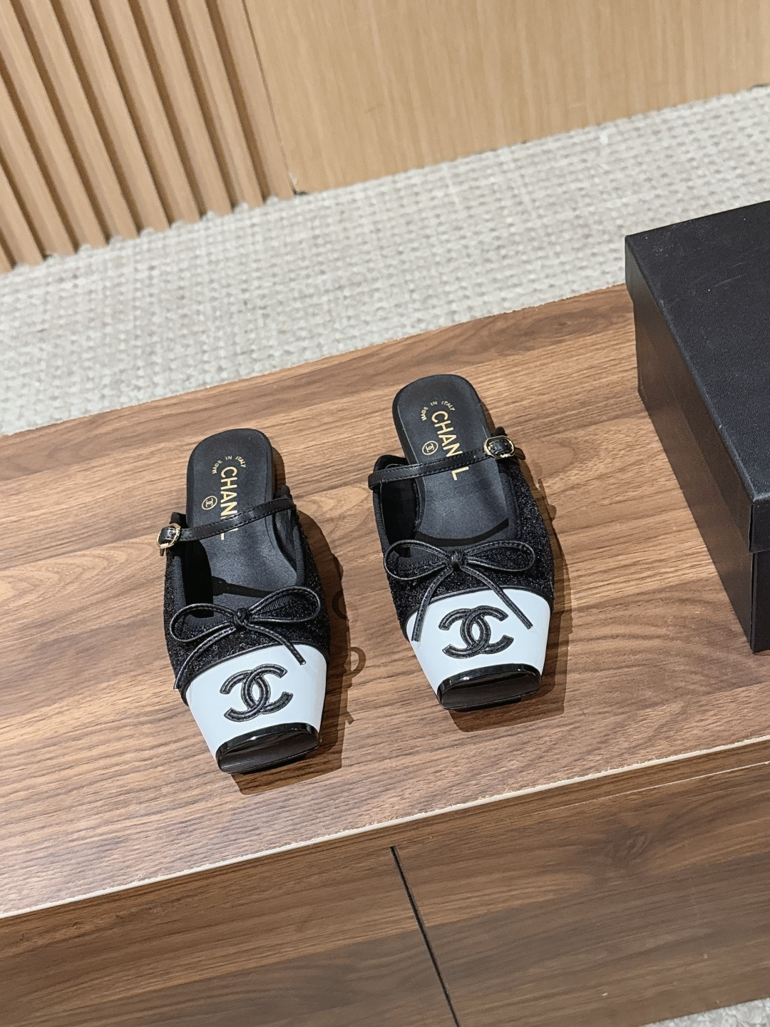 NO:924413,CHANEL Chanel's new color-blocked ballet slippers, white sequins, white lambskin, with black lines, full of texture, square toe design, super comfortable, Size 35-39 (40/41 customized, non-returnable), half slippers, chanel, chanel, sheepskin19860909CHANEL 香奈儿新款拼色芭蕾舞鞋半拖 白色珠片 白色小羊皮 搭配黑色线条 质感满满 方头设计 超舒适 Size35-39（40/41定制不退换）,半拖单鞋,chanel,chanel,sheepskin,Women's Shoes