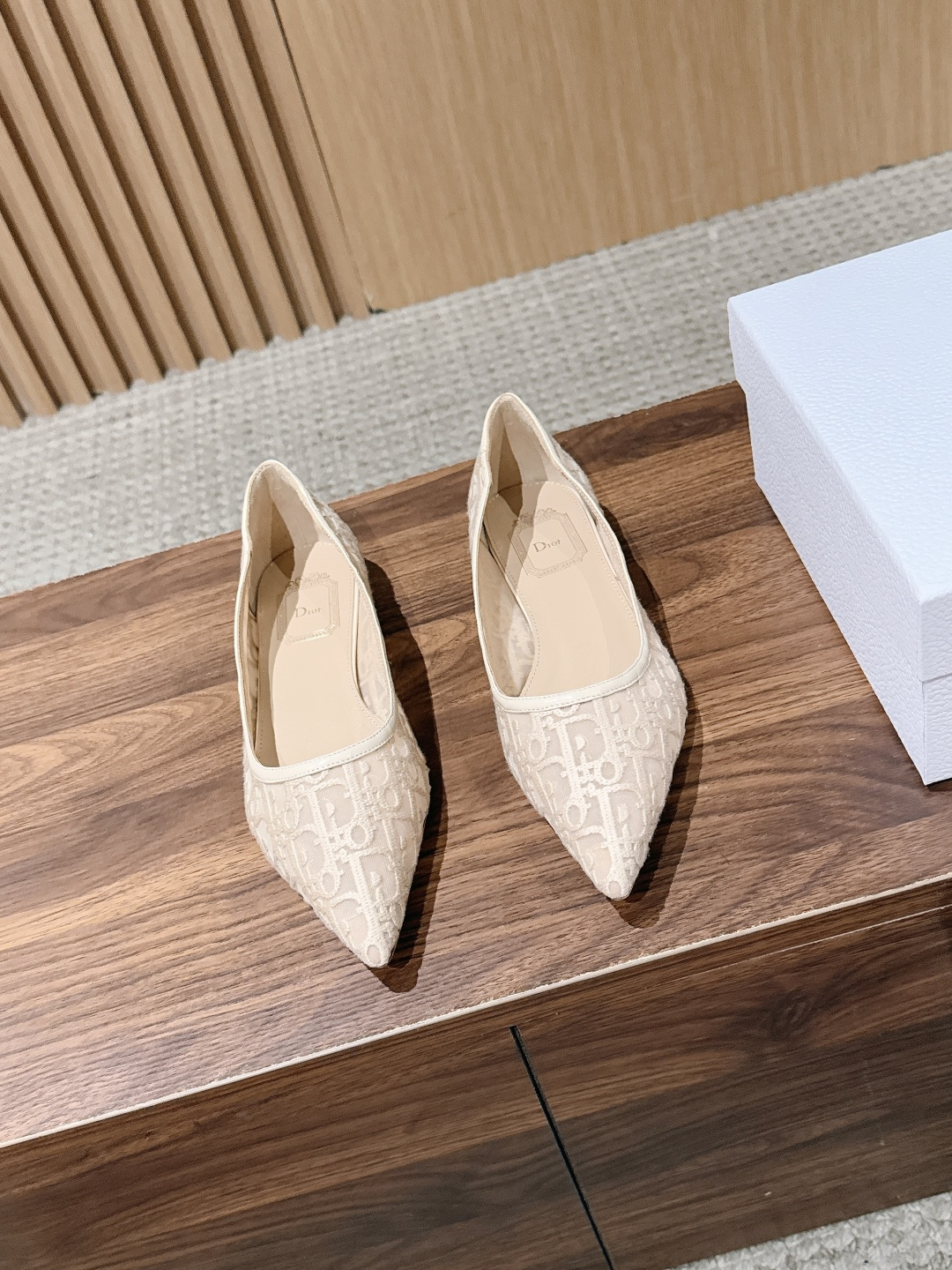 NO:924396,Christian Dior's new summer presbyopic mesh flat-bottomed pointed-toe shoes have a gentle and ladylike high-end atmosphere. They are full of classic jacquard textures. The mesh is transparent and light. The pointed-toe tailoring modifies the foot shape. The leather edges outline the neat lines, and the elegance is natural. It is highly adaptable to wear. It is suitable for commuting in the workplace when paired with a suit skirt. It can be used with silk dresses and wide-leg pants for afternoon tea and dinner parties. It can be easily used for daily travel and light formal occasions.  Upper mesh/embroidery/sheepskin lining sheepskin outsole Italian genuine leather outsole size 35-42 (40/41/42 size customization is not returnable), single shoes, dior, dior, skirts, business suit, sheepskin, real silk, Leather soles19860909Christian Dior 迪奥夏季新款老花网纱平底尖头单鞋 自带温柔名媛高级氛围感,满幅经典提花纹理,网纱通透轻盈,尖头剪裁修饰脚型,边缘皮质包边勾勒利落线条,优雅气质浑然天成. 穿搭适配性极强,搭配西装半身裙适合职场通勤,搭配真丝连衣裙、阔腿裤可用于下午茶、约会聚餐,日常出行、轻正式场合都能轻松驾驭. 鞋面网纱/刺绣/羊皮 内里羊皮 大底意大利真皮大底 size35-42码（40/41/42码定制不退换）,单鞋,dior,dior,skirts,business suit,sheepskin,real silk,Leather soles,Women's Shoes