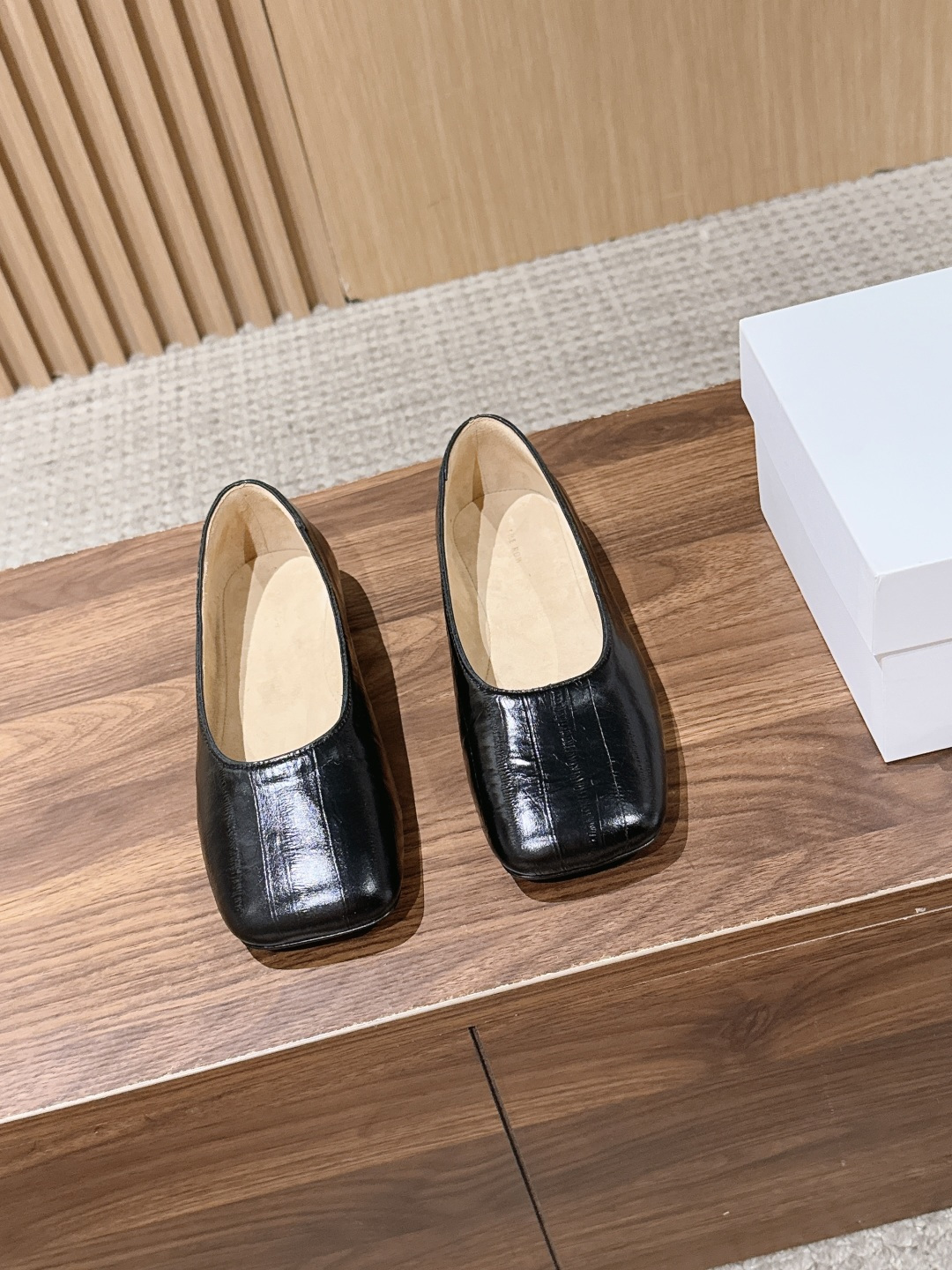 NO:924405,[Made in Guan] The Row’s new square-toe embossed flats THE  ROW continues the brand's low-key and calm Italian minimalist style, abandoning redundant decorations and using simple lines to create a relaxed and high-end atmosphere. The soft square and round shallow shoe shape fits the natural curvature of the foot, gently modifies the foot shape, and has a lazy and casual temperament on the upper foot. The shoes  The vertical hand-embossed texture is exquisite and delicate, with a soft and transparent leather luster, and the retro texture is low-key and restrained. The style is simple and versatile, suitable for commuting formal wear, simple skirts and daily casual wear. It is durable and practical to wear, and can easily enhance the calm and high-end style.  Open edge beaded glossy cowhide upper, sheep suede lining, genuine leather outsole + rubber injection, size 35/36/37/38/39/40 (non-refundable for 40), single shoes, flats, skirts, cowhide, Leather soles19860909【莞产】The Row新款方头压纹平底鞋 THE ROW延续品牌低调沉静的意式极简格调,摒弃冗余装饰,以简约线条打造松弛高级的氛围感.柔和方圆浅口鞋型,贴合脚面自然弧度,温柔修饰脚型,上脚自带慵懒随性气质.鞋面竖向手工压纹肌理精致细腻,自带柔和通透的皮革光泽,复古质感低调内敛.版型简约百搭,适配通勤正装、简约裙装与日常休闲穿搭,耐看实穿,轻松烘托沉稳高级的穿搭质感. 鞋面开边珠亮面牛皮 内里羊反绒 大底真皮大底+橡胶射出 尺码35/36/37/38/39/40（40不退换）,单鞋,flats,skirts,cowhide,Leather soles,Women's Shoes