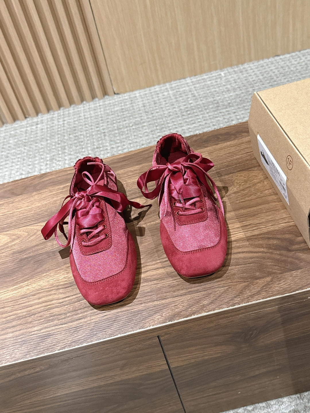 NO:931734,VIVAIA's pair of satin lace-up ballet shoes directly hits the girl's heart. The silky satin ribbon can be tied with a bow. It comes in 5 gentle colors of burgundy, nude pink and off-white. The recycled environmentally friendly fabric is so soft that it can be folded. It will not wear your feet at all when standing and commuting for a long time. It is exquisite and comfortable at the same time. Yangjing + silk material Sheepskin lining TPU outsole Size 35-40 (customized for 40, non-refundable), ballet shoes, sheepskin, sheep19860909VIVAIA 这双缎面系带芭蕾鞋直接戳中少女心,丝滑缎面丝带可系蝴蝶结,酒红、裸粉、米白5个温柔色系,再生环保面料软到能折叠,久站通勤完全不磨脚,精致与舒服同时拥有 羊京+丝绸材质 羊皮内里 TPU大底 Size35-40(40订做不退换),芭蕾舞鞋,sheepskin,sheep,Women's Shoes