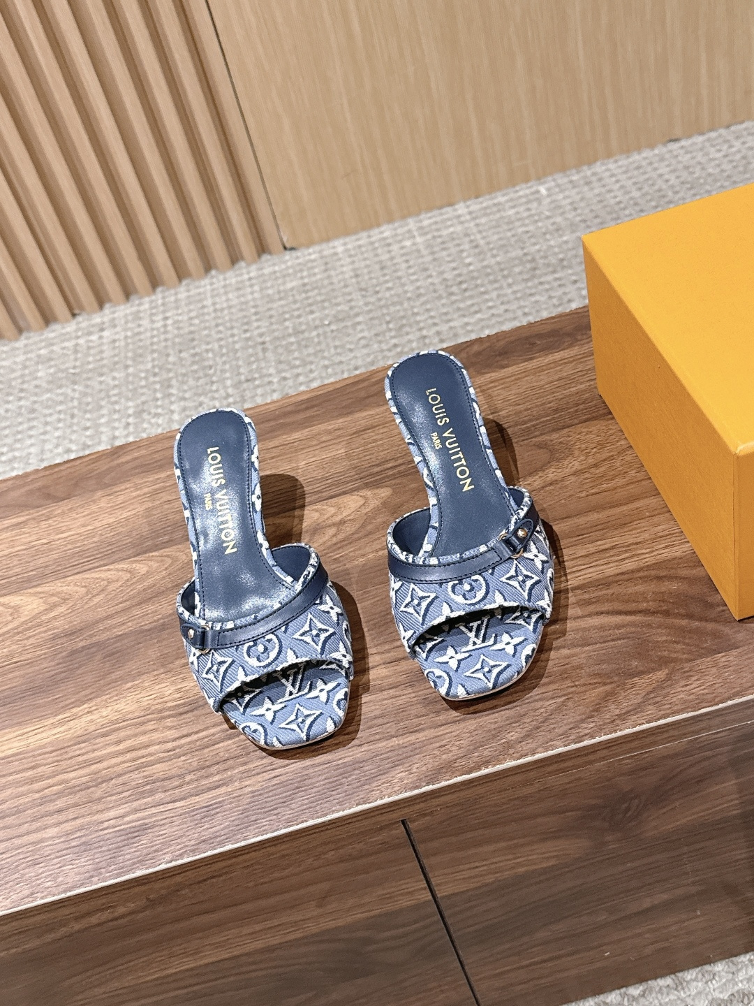 NO:931713,Louis Vuitton's new bow-tie high-heeled sandals from Donkey Brand for early spring. Classic presbyopic elements + soft cute bow design, which directly adds to the sweet and cool feeling. The gold version with square toe and stiletto heels makes the feet longer in seconds, and walks steadily without shaking. The soft elastic insole will not tire you when worn for a long time, and can be easily controlled by fat and thin feet. Whether it is paired with jeans, a small skirt or shorts, they are all very stylish. You don't have to worry about matching them, just wear any outfit and you will feel lazy and relaxed. It gives you a sweet and cool balance!  Presbyopia + bow tie, simple and high-end without being picky, lazy sisters close their eyes, versatile without stepping on thunder. Upper cowhide/cloth, lining imported goatskin, leather outsole, size 35-41 (customized sizes 40 and 41 are non-returnable), heel height 6cm, high heels and slippers, louis vuitton, louis vuitton, high  heels,slippers,skirts,shorts,jeans,cowhide,sheepskin,gold,Leather soles19860909Louis Vuitton 驴牌早春新款蝴蝶结高跟凉拖 经典老花元素+软萌蝴蝶结设计,甜酷感直接拉满 方头细跟的黄金版型,上脚秒变大长腿,走路稳不晃,软弹鞋垫久穿不累,胖瘦脚都能轻松驾驭 不管是配牛仔裤、小裙子还是短裤,都超有范儿,不用费心搭配,随便一套就是慵懒松弛感. 甜酷平衡感拉满！老花+蝴蝶结,简约高级不挑人,懒人姐妹闭眼入,百搭不踩雷. 鞋面牛皮/布面 内里进口山羊皮 大底真皮大底 size35-41码（40、41码定制不退换） 跟高6cm,高跟鞋拖鞋,louis vuitton,louis vuitton,high heels,slippers,skirts,shorts,jeans,cowhide,sheepskin,gold,Leather soles,Women's Shoes