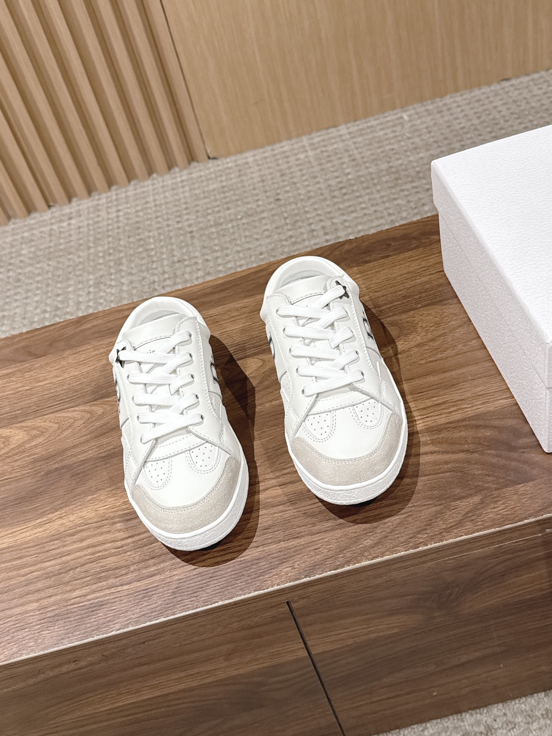 NO:958313,The top version of Christian Dior #Dior's Dio Star sneakers continue the timeless silhouette. They are carefully made of white cow leather, so they are particularly comfortable on the feet. They are decorated with tonal suede panels and metal stars to decorate the lace eyelets to enhance the style. The style is lightweight and matched with the 'Christian Dio' logo thin sole. It is suitable for all seasons and can be matched with all kinds of casual looks to add the finishing touch. Classic and super durable. Upper cowhide stitching. Original TPU outsole.  Size35-39 (40/41 customized, non-returnable), casual shoes/sports shoes, dior, dior, sneakers, cowhide19860909顶级版本 Christian Dior #迪奥这款Dio Star运动鞋延续经久不衰的轮廓,采用白色牛皮革精心制作,所以上脚会特别的舒服哦 饰以同色调绒面革镶片金属星星装饰鞋带孔眼,提升格调.款式轻盈搭配“Christian Dio”标志薄鞋底,四季皆宜,可与各式休闲造型搭配,增添点睛之笔 经典超耐看 鞋面牛皮拼接 原版TPU大底 Size35-39（40/41定做不退换）,休闲鞋/运动鞋,dior,dior,sneakers,cowhide,Women's Shoes