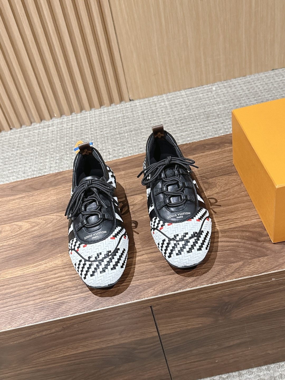 NO:958321,Purchasing agent level #woven LOUIS VUITTON donkey brand sneakers have been very popular recently! Brand spokesperson Song Qian, Zhou Dongyu, brand ambassador Zhong Chuxi, Ouyang Nana, Jin Chen, actors Zhuang Dafei, Xu Ruohan, Shen Yujie, Zhang Chuwen, and track and field athlete Wu Yanni have stepped up to perform the dynamic sports trend. This pair of shoes combines the design of sports shoes with modern ballet flat shoes, with smooth lines and full of lightness and movement. Function and fashion are perfectly combined to perfectly interpret the minimalist sports style. Whether it is daily casual or elaborate dressing, it can be easily adapted, Sacchetto The flexible soles made with craftsmanship bring you a great feeling on your feet. The shoe body is equipped with Louis Vuitton's iconic elements such as the Monogram pattern, which instantly adds style and attracts countless eyes. Want to make your outfit more exciting? You’re right to choose it! Size women's size 35-42 (40/41/42 customized, non-refundable), casual shoes/sports shoes, louis vuitton, louis vuitton, louis vuitton, flats, sneakers19860909代购级 ＃编织 LOUIS VUITTON 驴牌运动鞋近来热度居高不下！品牌代言人宋茜周冬雨,品牌大使钟楚曦欧阳娜娜金晨,演员庄达菲徐若晗沈羽洁张楚文,田径运动员吴艳妮纷纷上身,演绎活力运动风潮  这双鞋将运动鞋与现代芭蕾平底鞋的设计相融合,线条流畅,尽显轻盈动感.功能与时尚完美结合,完美诠释极简运动风.无论是日常休闲,还是精心装扮,它都能轻松适配,Sacchetto 工艺打造的柔韧鞋底,带来超棒脚感.  鞋身带有 Monogram 图案等路易威登标志性元素,格调瞬间拉满,吸睛无数.想让穿搭更出彩？选它准没错！ Size女码35-42（40/41/42定做不退换）,休闲鞋/运动鞋,louis vuitton,louis vuitton,louis vuitton,flats,sneakers,Women's Shoes