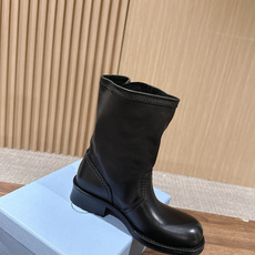PRADA 普拉达秋冬新款粗跟骑士靴 时尚厚底切尔西短靴 独到味道 人人都爱也轻松驾驭 每年都会爆.还有就是百搭经典 PRADA 普拉达秋冬新款粗跟骑士靴 时尚厚底切尔西短靴 独到味道 人人都爱也轻松驾驭 每年都会爆.还有就是百搭经典