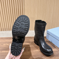PRADA 普拉达秋冬新款粗跟骑士靴 时尚厚底切尔西短靴 独到味道 人人都爱也轻松驾驭 每年都会爆.还有就是百搭经典 PRADA 普拉达秋冬新款粗跟骑士靴 时尚厚底切尔西短靴 独到味道 人人都爱也轻松驾驭 每年都会爆.还有就是百搭经典