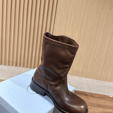 PRADA 普拉达秋冬新款粗跟骑士靴 时尚厚底切尔西短靴 独到味道 人人都爱也轻松驾驭 每年都会爆.还有就是百搭经典 PRADA 普拉达秋冬新款粗跟骑士靴 时尚厚底切尔西短靴 独到味道 人人都爱也轻松驾驭 每年都会爆.还有就是百搭经典