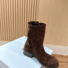 PRADA 普拉达秋冬新款粗跟骑士靴 时尚厚底切尔西短靴 独到味道 人人都爱也轻松驾驭 每年都会爆.还有就是百搭经典 PRADA 普拉达秋冬新款粗跟骑士靴 时尚厚底切尔西短靴 独到味道 人人都爱也轻松驾驭 每年都会爆.还有就是百搭经典