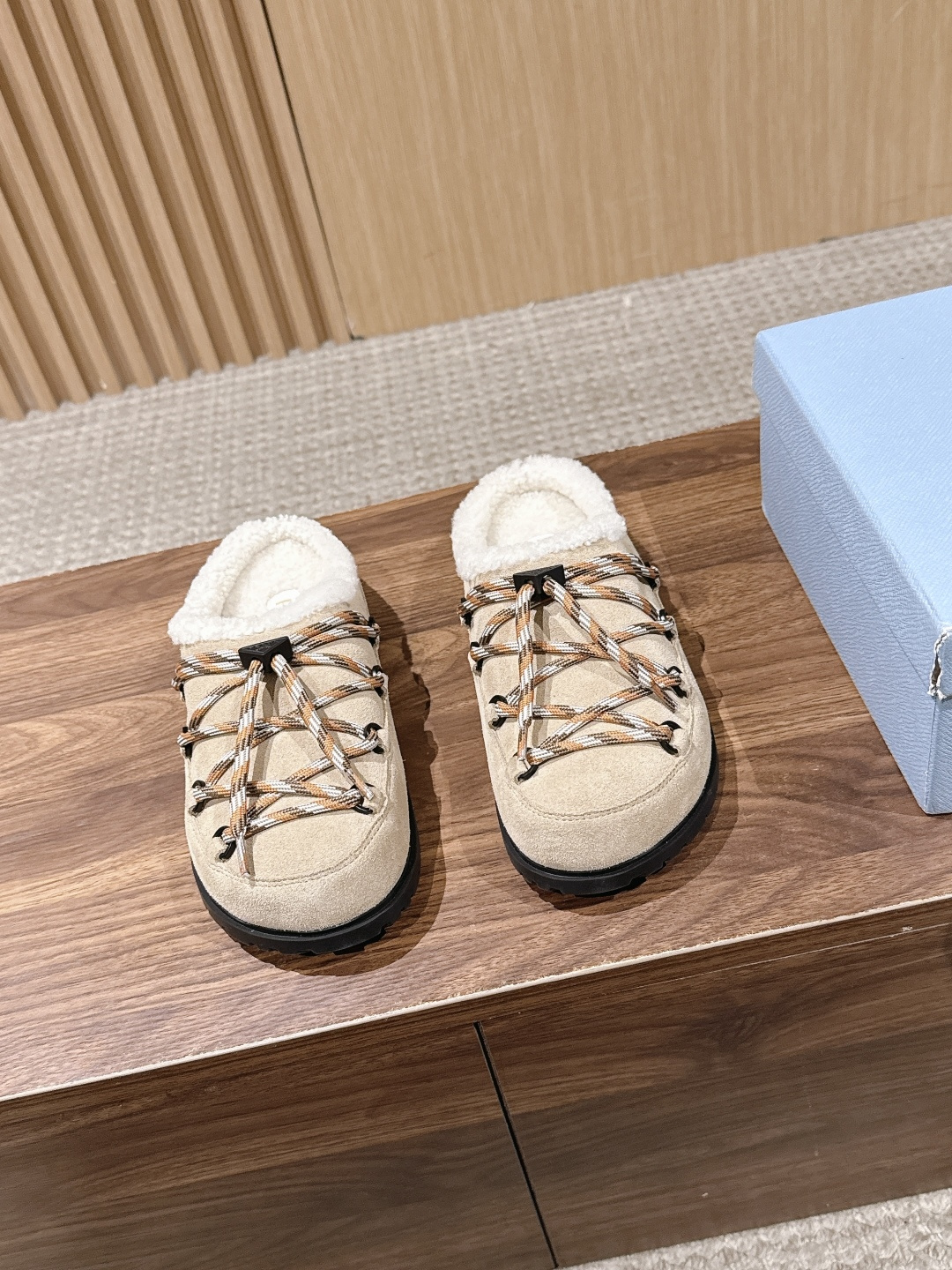 【升级版】 PRADA 普拉达三角标绑带包头勃肯羊毛拖 今年冬天 这双毛拖成为了我的新欢 每一步都被温暖与时尚包围 麂皮