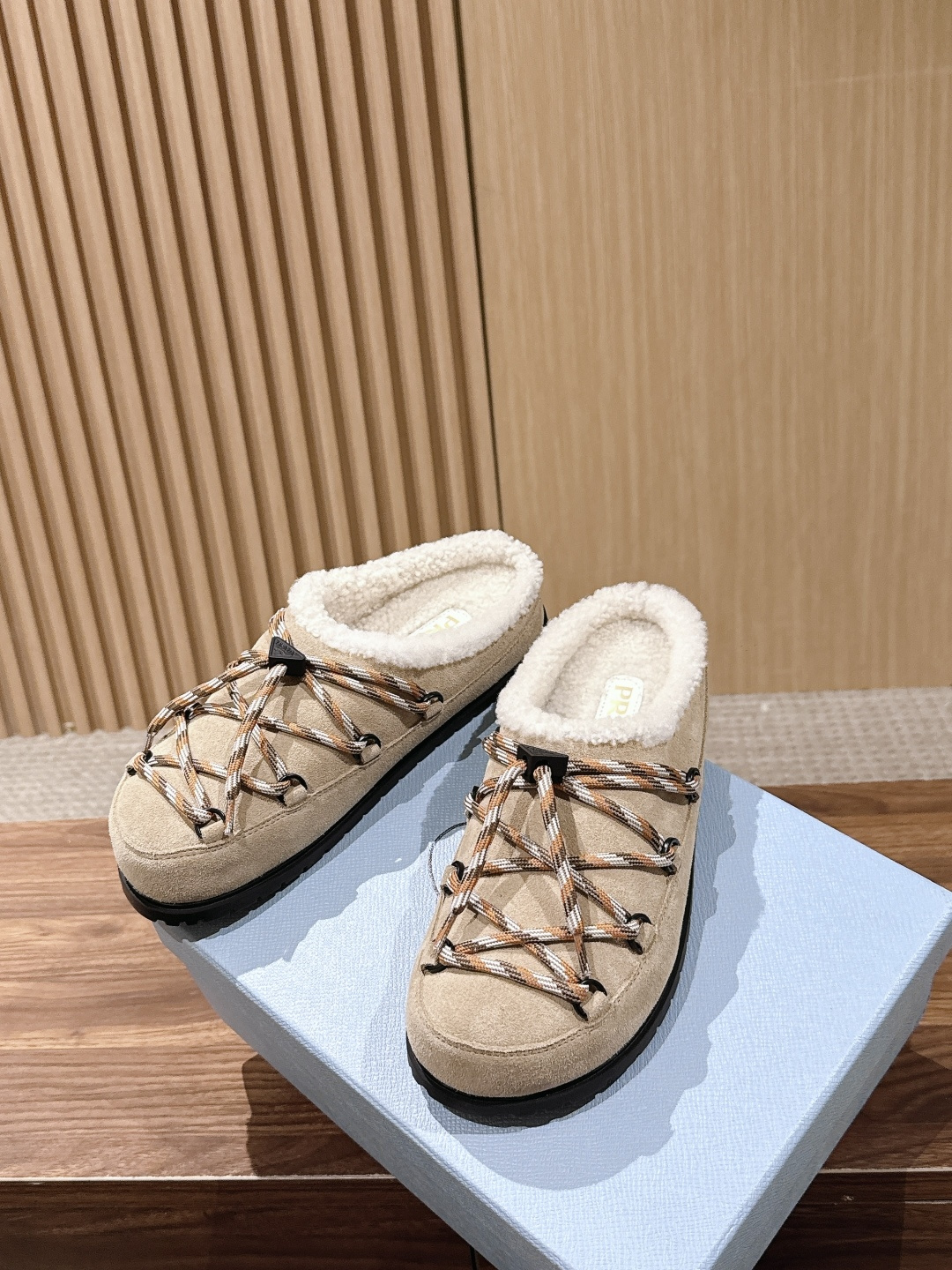 【升级版】 PRADA 普拉达三角标绑带包头勃肯羊毛拖 今年冬天 这双毛拖成为了我的新欢 每一步都被温暖与时尚包围 麂皮