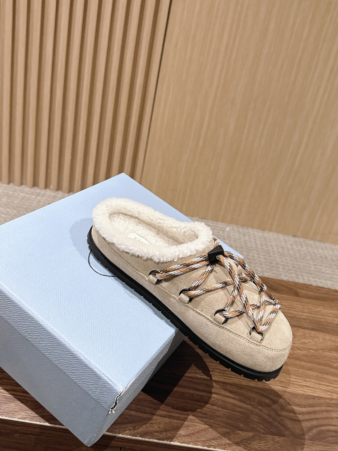 【升级版】 PRADA 普拉达三角标绑带包头勃肯羊毛拖 今年冬天 这双毛拖成为了我的新欢 每一步都被温暖与时尚包围 麂皮