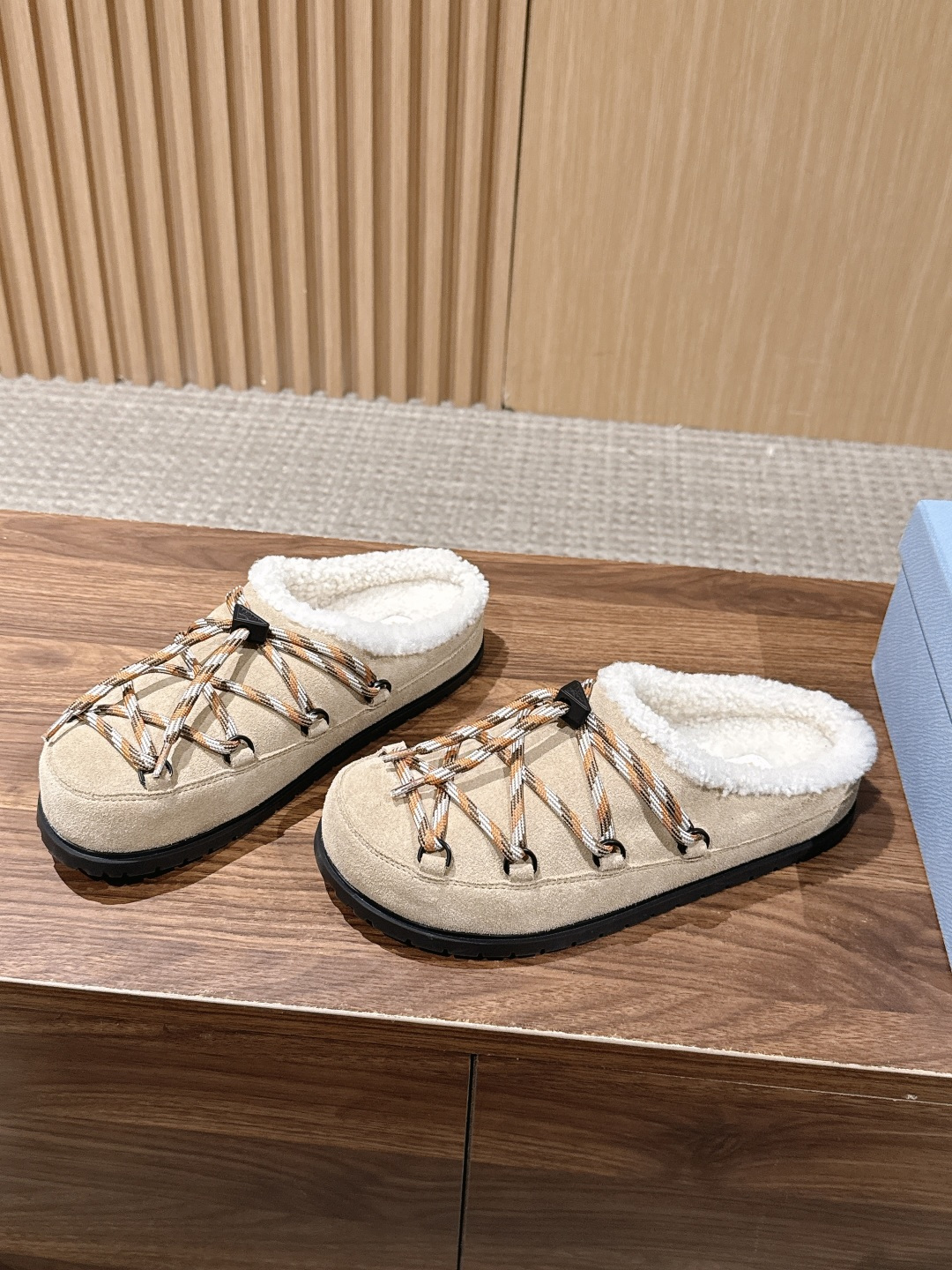 【升级版】 PRADA 普拉达三角标绑带包头勃肯羊毛拖 今年冬天 这双毛拖成为了我的新欢 每一步都被温暖与时尚包围 麂皮