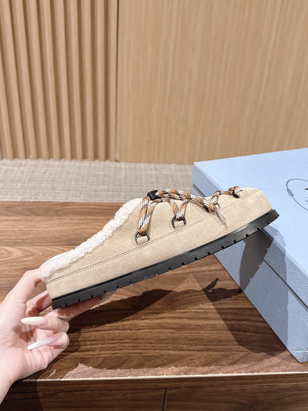 【升级版】 PRADA 普拉达三角标绑带包头勃肯羊毛拖 今年冬天 这双毛拖成为了我的新欢 每一步都被温暖与时尚包围 麂皮