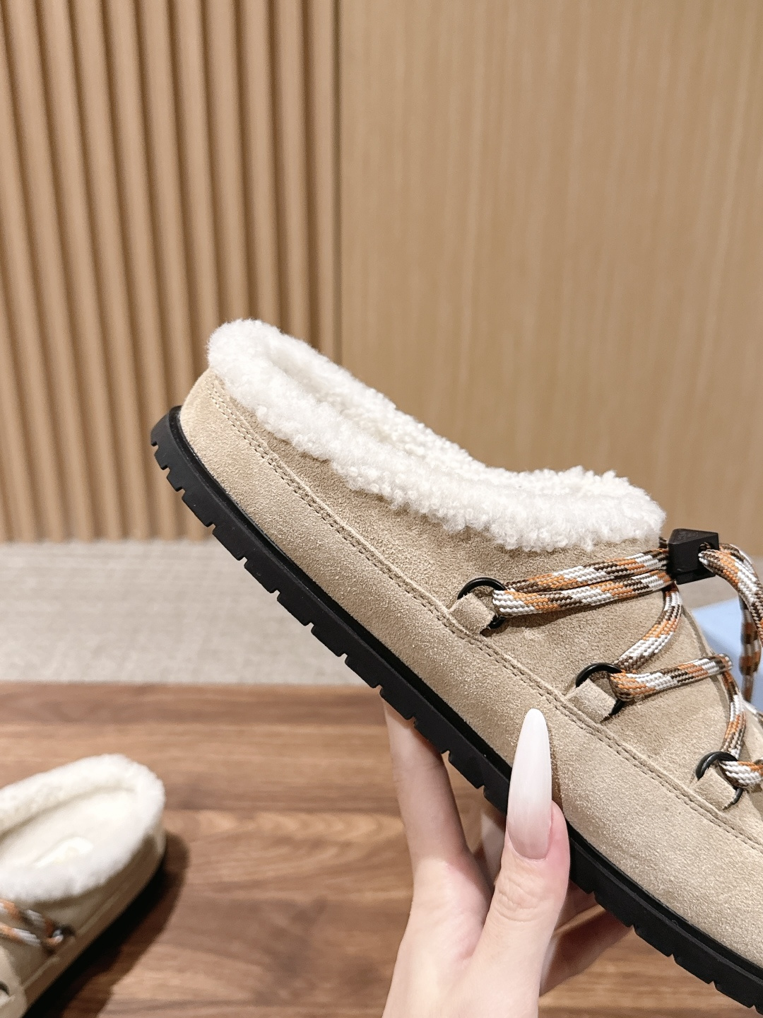 【升级版】 PRADA 普拉达三角标绑带包头勃肯羊毛拖 今年冬天 这双毛拖成为了我的新欢 每一步都被温暖与时尚包围 麂皮