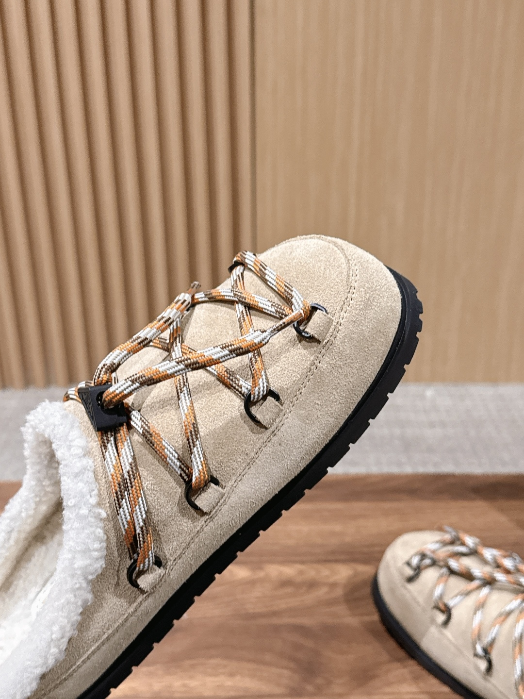 【升级版】 PRADA 普拉达三角标绑带包头勃肯羊毛拖 今年冬天 这双毛拖成为了我的新欢 每一步都被温暖与时尚包围 麂皮