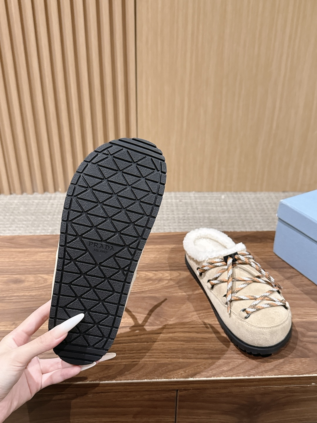 【升级版】 PRADA 普拉达三角标绑带包头勃肯羊毛拖 今年冬天 这双毛拖成为了我的新欢 每一步都被温暖与时尚包围 麂皮