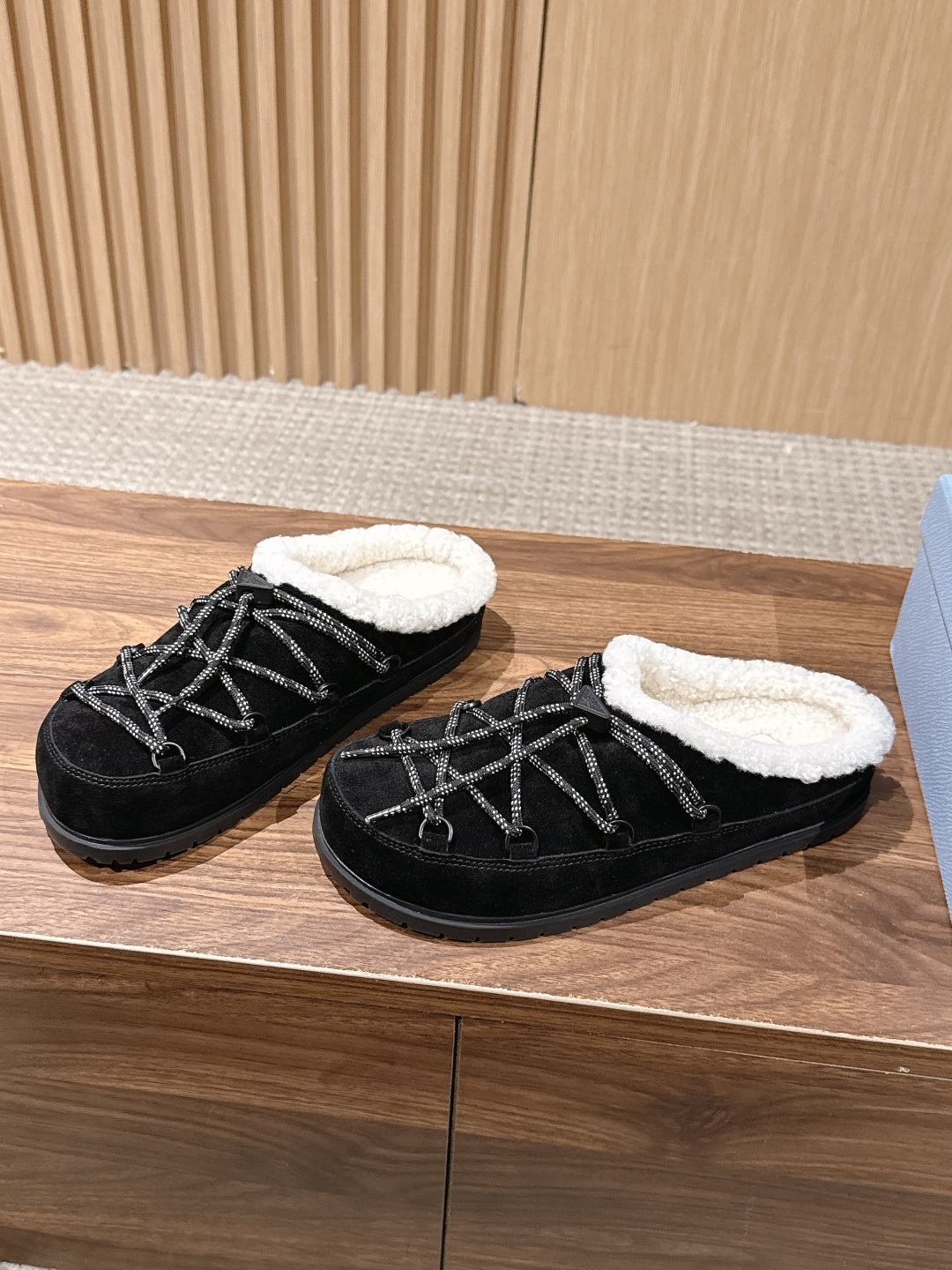 【升级版】 PRADA 普拉达三角标绑带包头勃肯羊毛拖 今年冬天 这双毛拖成为了我的新欢 每一步都被温暖与时尚包围 麂皮