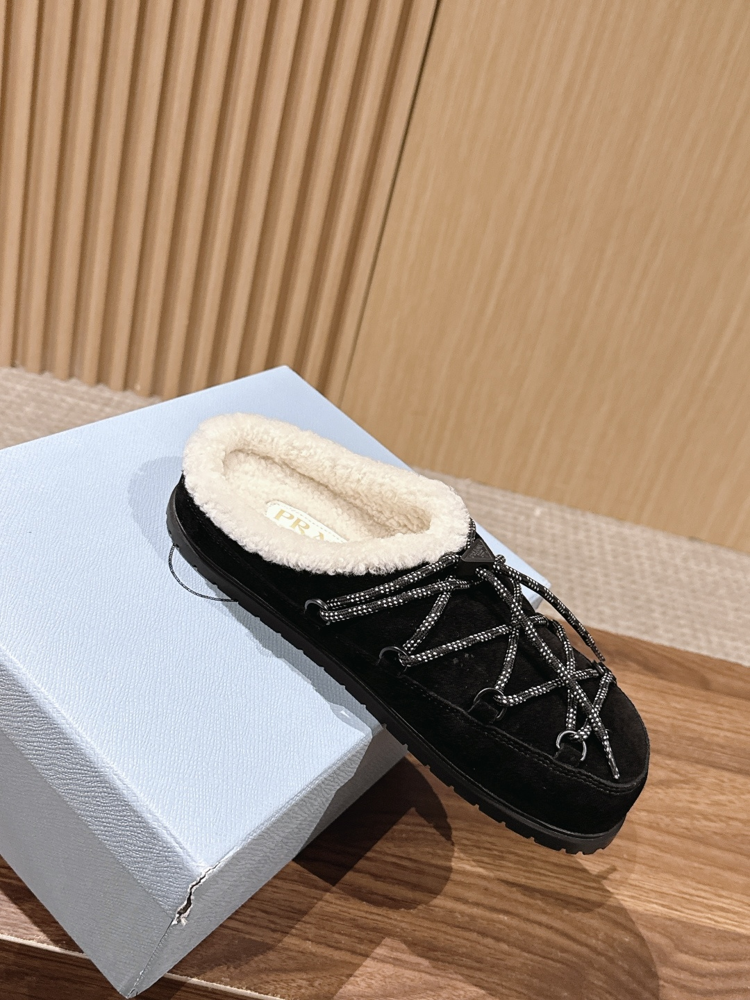 【升级版】 PRADA 普拉达三角标绑带包头勃肯羊毛拖 今年冬天 这双毛拖成为了我的新欢 每一步都被温暖与时尚包围 麂皮