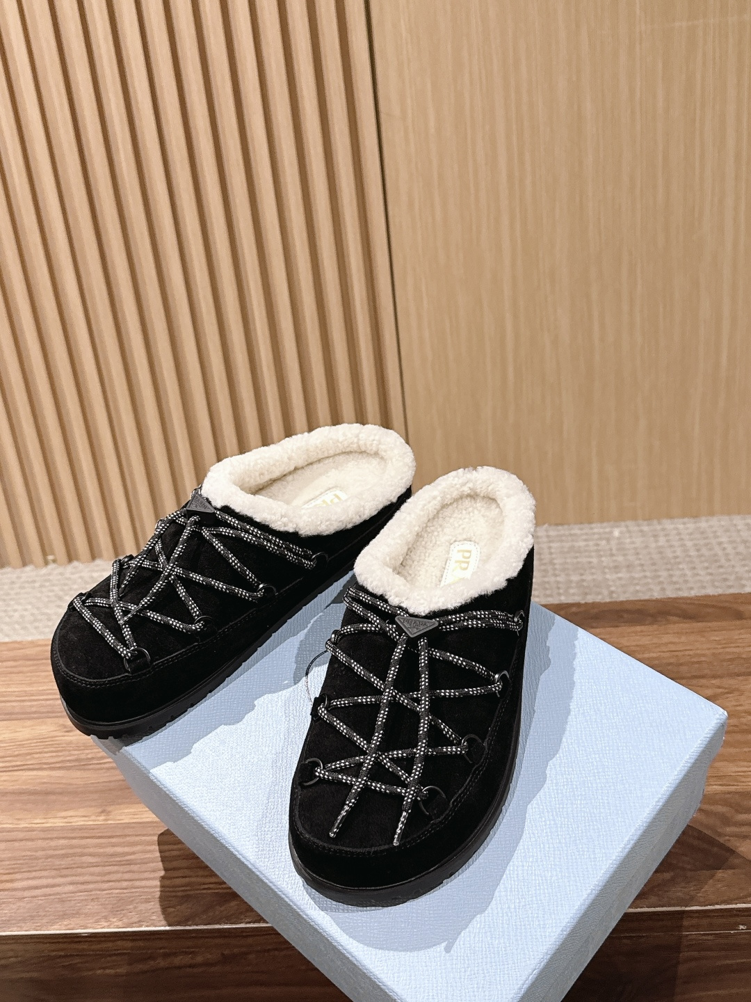 【升级版】 PRADA 普拉达三角标绑带包头勃肯羊毛拖 今年冬天 这双毛拖成为了我的新欢 每一步都被温暖与时尚包围 麂皮