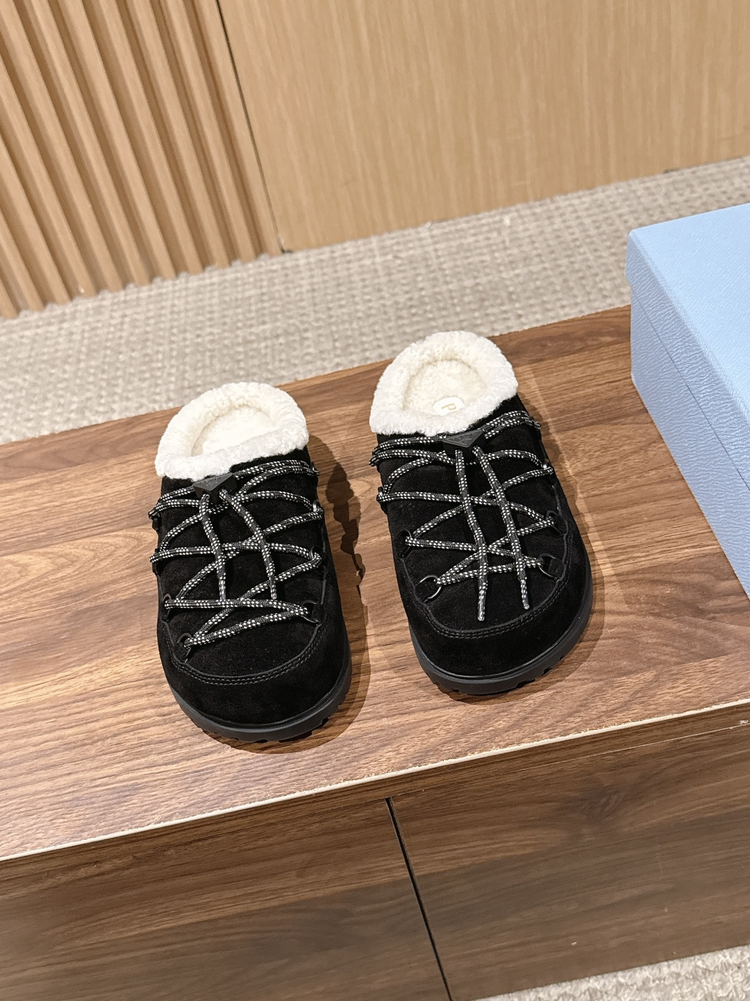 【升级版】 PRADA 普拉达三角标绑带包头勃肯羊毛拖 今年冬天 这双毛拖成为了我的新欢 每一步都被温暖与时尚包围 麂皮