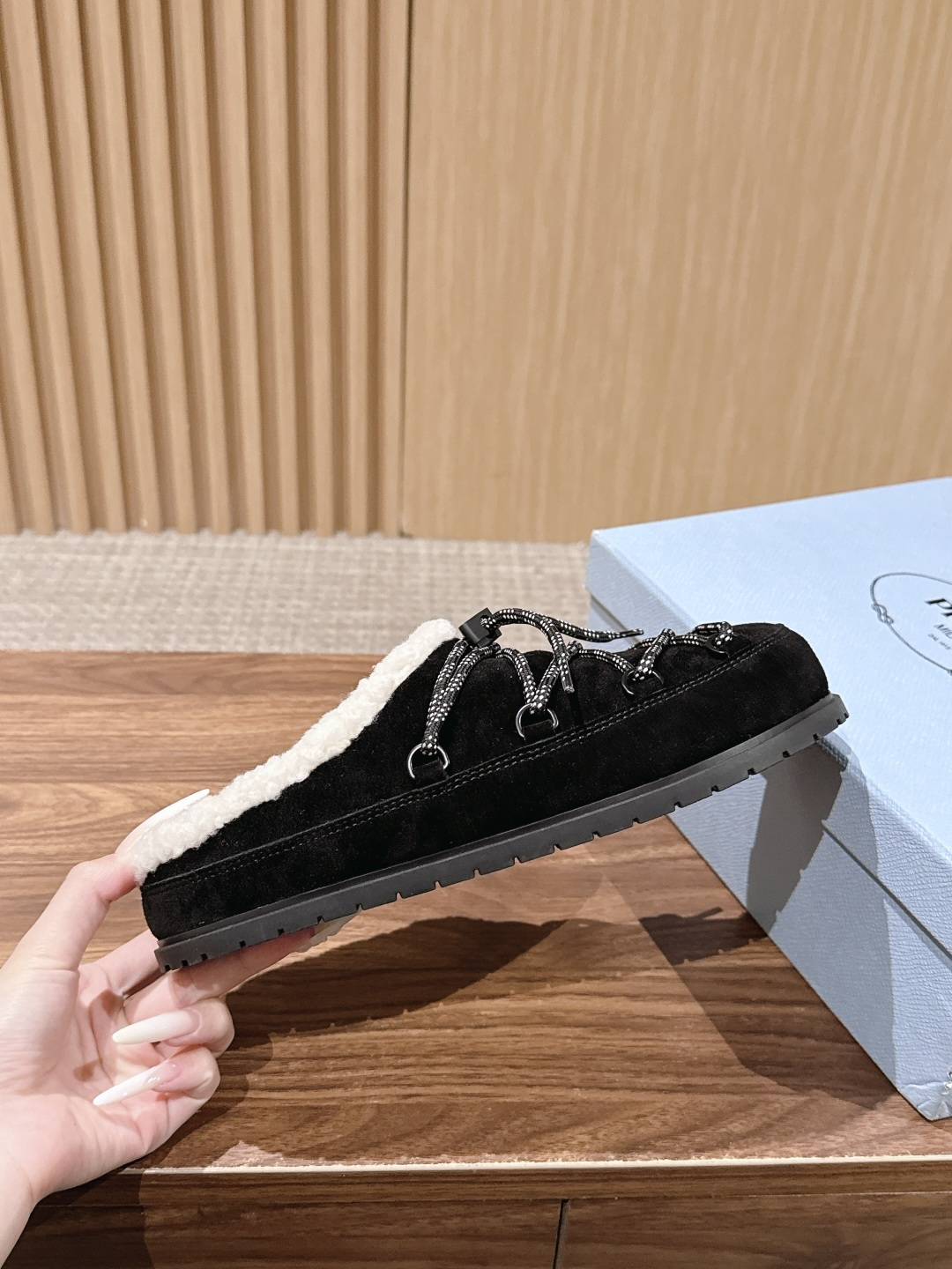 【升级版】 PRADA 普拉达三角标绑带包头勃肯羊毛拖 今年冬天 这双毛拖成为了我的新欢 每一步都被温暖与时尚包围 麂皮