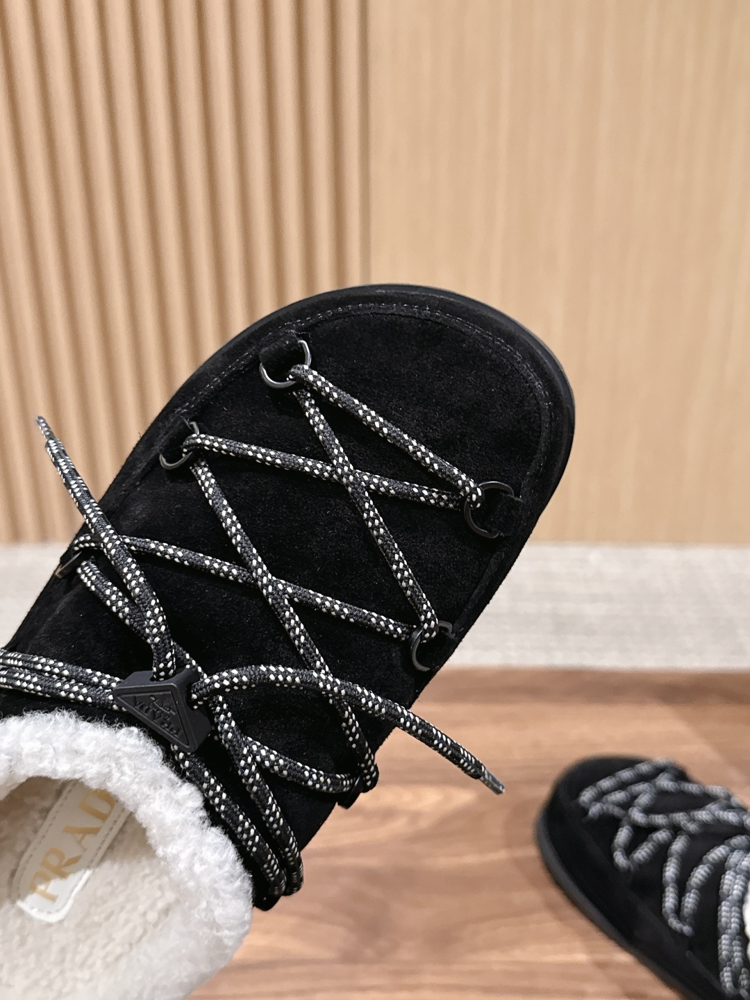 【升级版】 PRADA 普拉达三角标绑带包头勃肯羊毛拖 今年冬天 这双毛拖成为了我的新欢 每一步都被温暖与时尚包围 麂皮