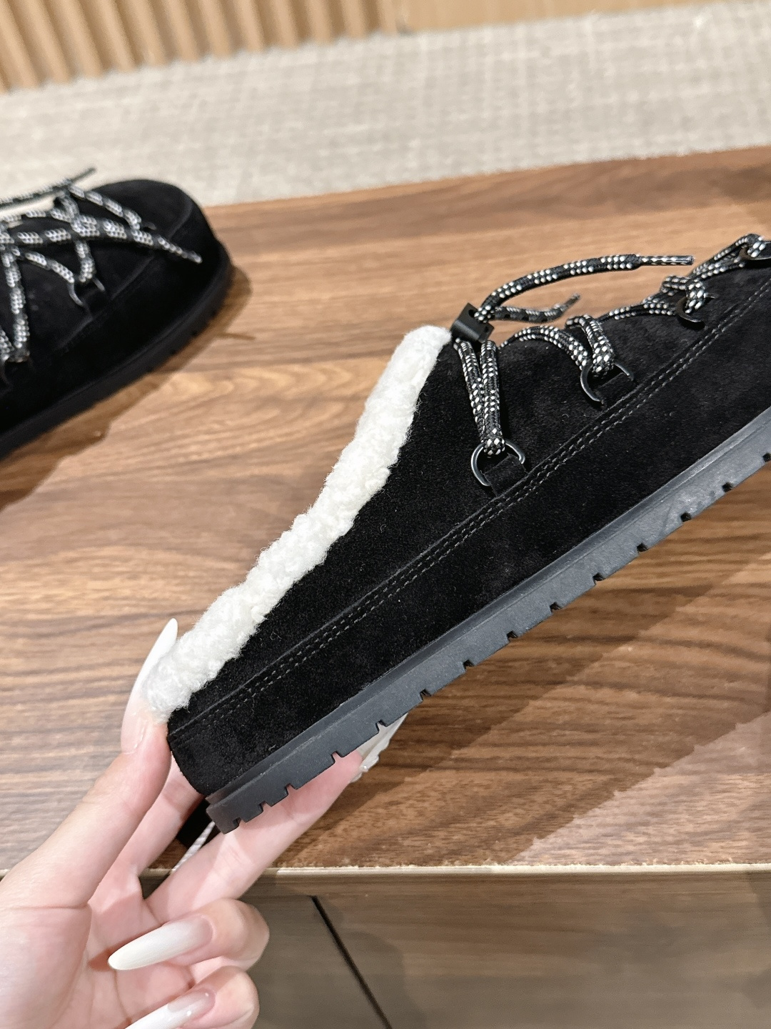 【升级版】 PRADA 普拉达三角标绑带包头勃肯羊毛拖 今年冬天 这双毛拖成为了我的新欢 每一步都被温暖与时尚包围 麂皮