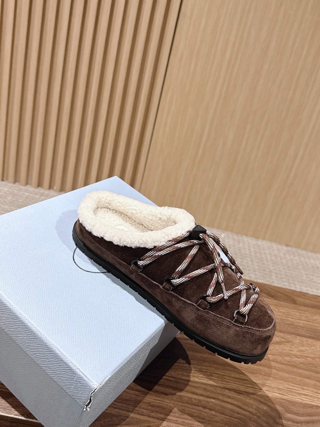 【升级版】 PRADA 普拉达三角标绑带包头勃肯羊毛拖 今年冬天 这双毛拖成为了我的新欢 每一步都被温暖与时尚包围 麂皮