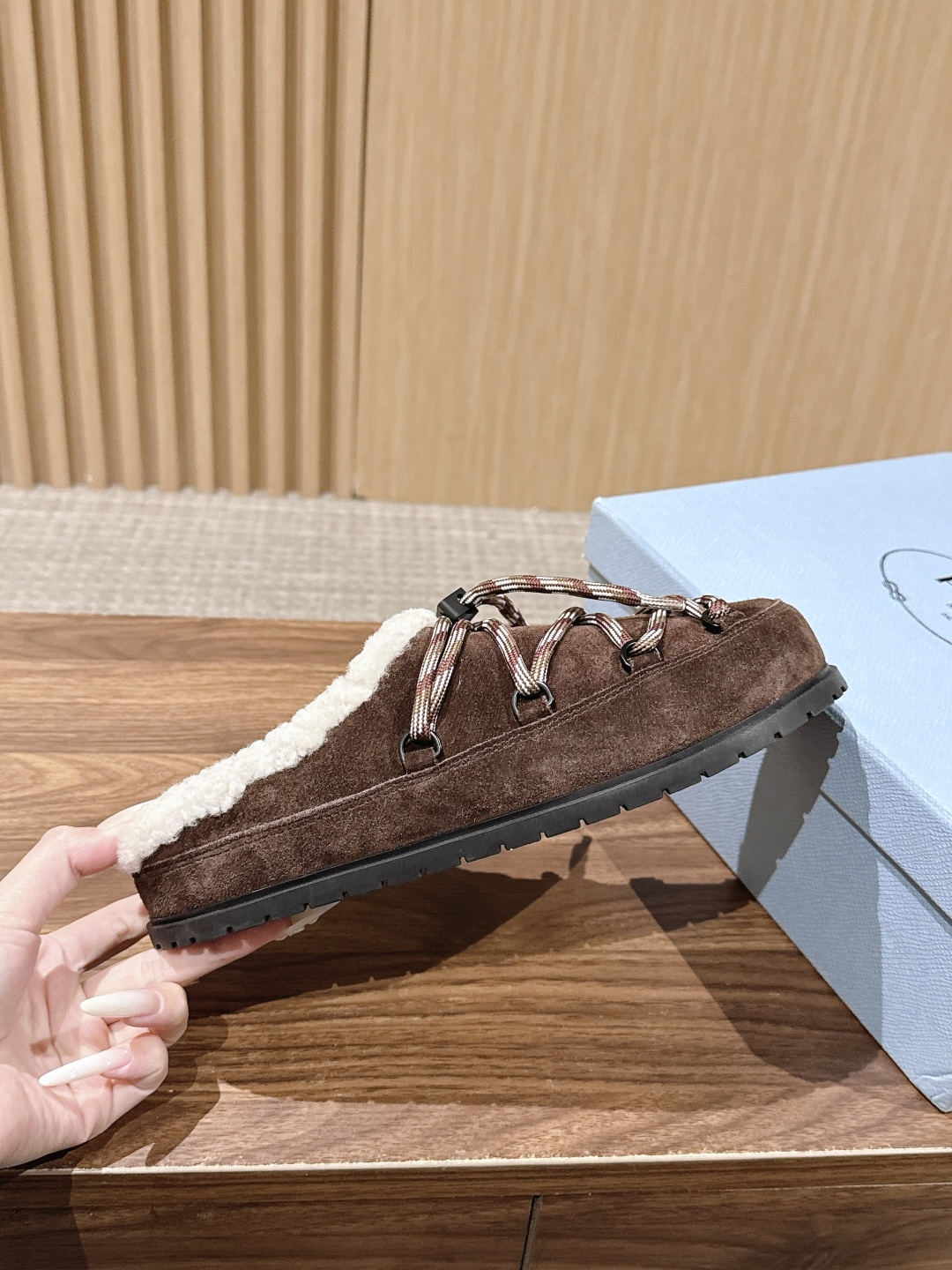【升级版】 PRADA 普拉达三角标绑带包头勃肯羊毛拖 今年冬天 这双毛拖成为了我的新欢 每一步都被温暖与时尚包围 麂皮