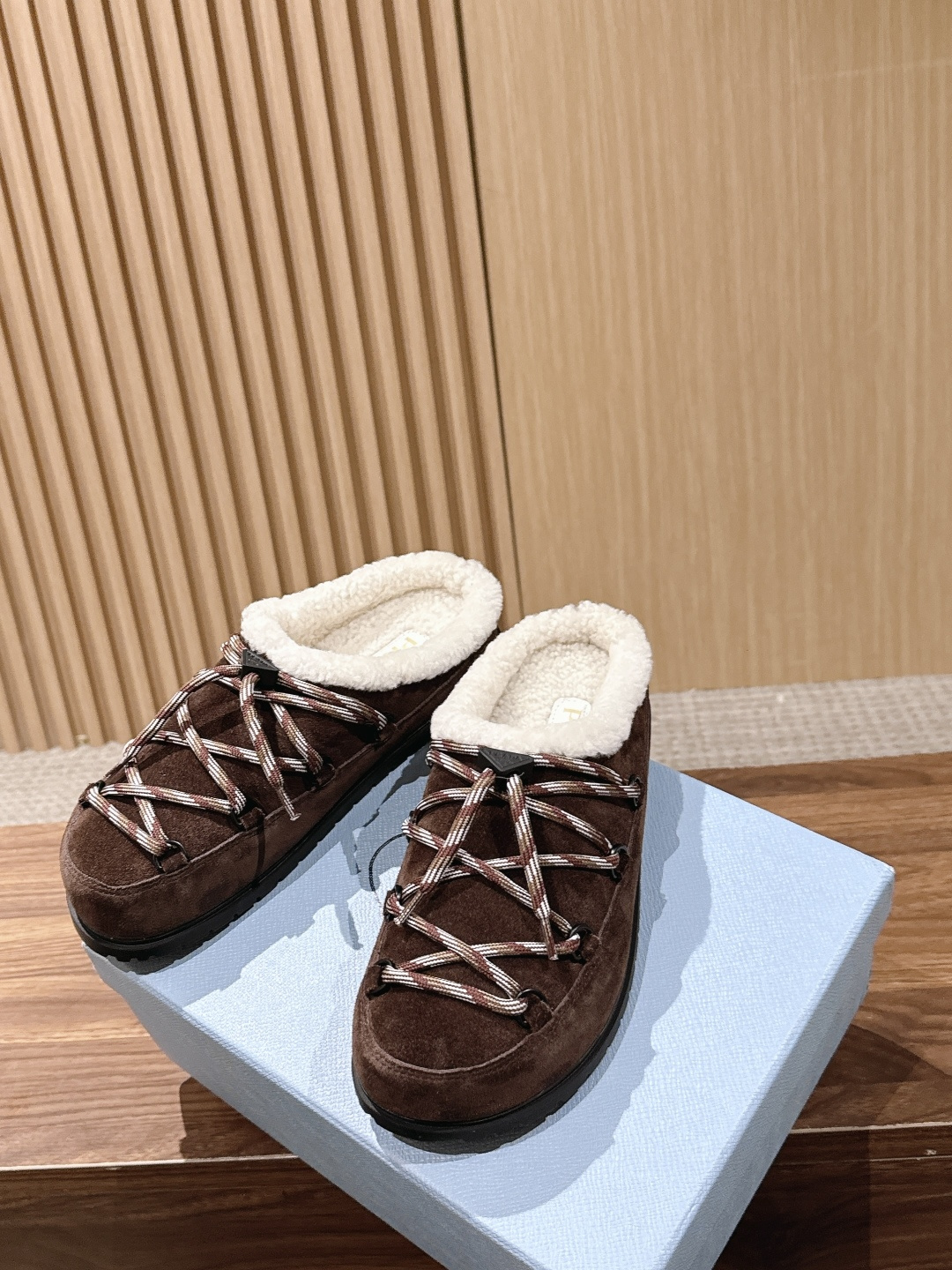 【升级版】 PRADA 普拉达三角标绑带包头勃肯羊毛拖 今年冬天 这双毛拖成为了我的新欢 每一步都被温暖与时尚包围 麂皮