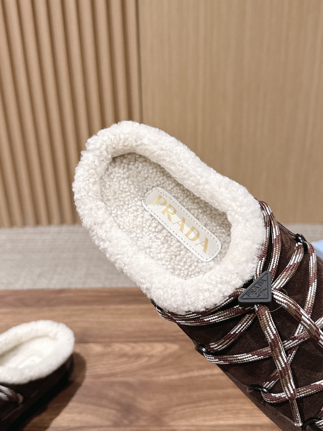 【升级版】 PRADA 普拉达三角标绑带包头勃肯羊毛拖 今年冬天 这双毛拖成为了我的新欢 每一步都被温暖与时尚包围 麂皮