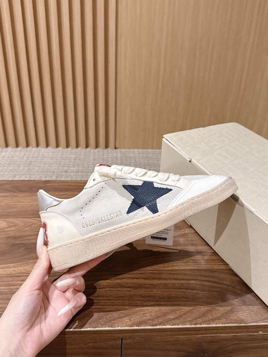 #情侣码 GOLDEN GOOSE#早秋新款星星做旧星星板鞋 自带复古松弛街头氛围感,经典星星标识辨识度拉满,做旧质感随 #情侣码 GOLDEN GOOSE#早秋新款星星做旧星星板鞋 自带复古松弛街头氛围感,经典星星标识辨识度拉满,做旧质感随