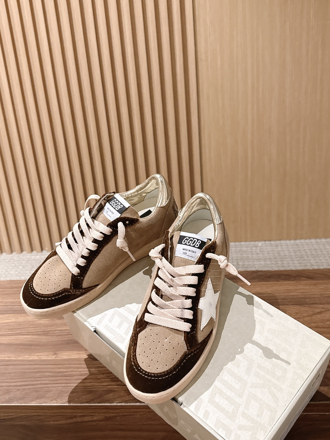 #限女码 GOLDEN GOOSE#早秋新款星星做旧星星板鞋 自带复古松弛街头氛围感,经典星星标识辨识度拉满,做旧质感随 #限女码 GOLDEN GOOSE#早秋新款星星做旧星星板鞋 自带复古松弛街头氛围感,经典星星标识辨识度拉满,做旧质感随
