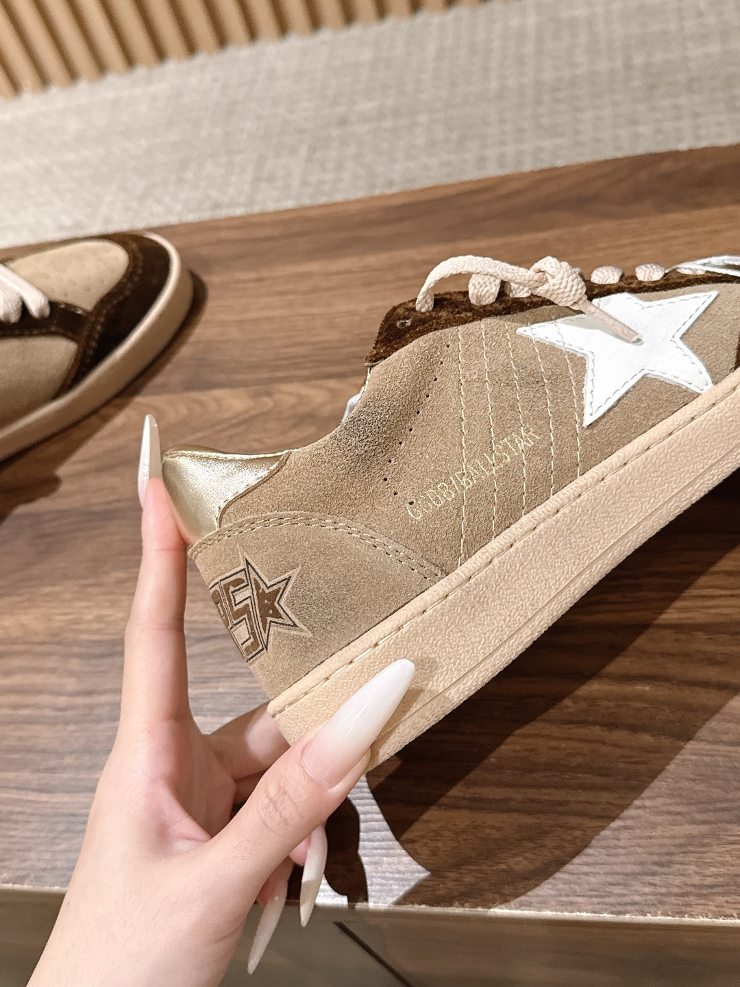 #限女码 GOLDEN GOOSE#早秋新款星星做旧星星板鞋 自带复古松弛街头氛围感,经典星星标识辨识度拉满,做旧质感随 #限女码 GOLDEN GOOSE#早秋新款星星做旧星星板鞋 自带复古松弛街头氛围感,经典星星标识辨识度拉满,做旧质感随
