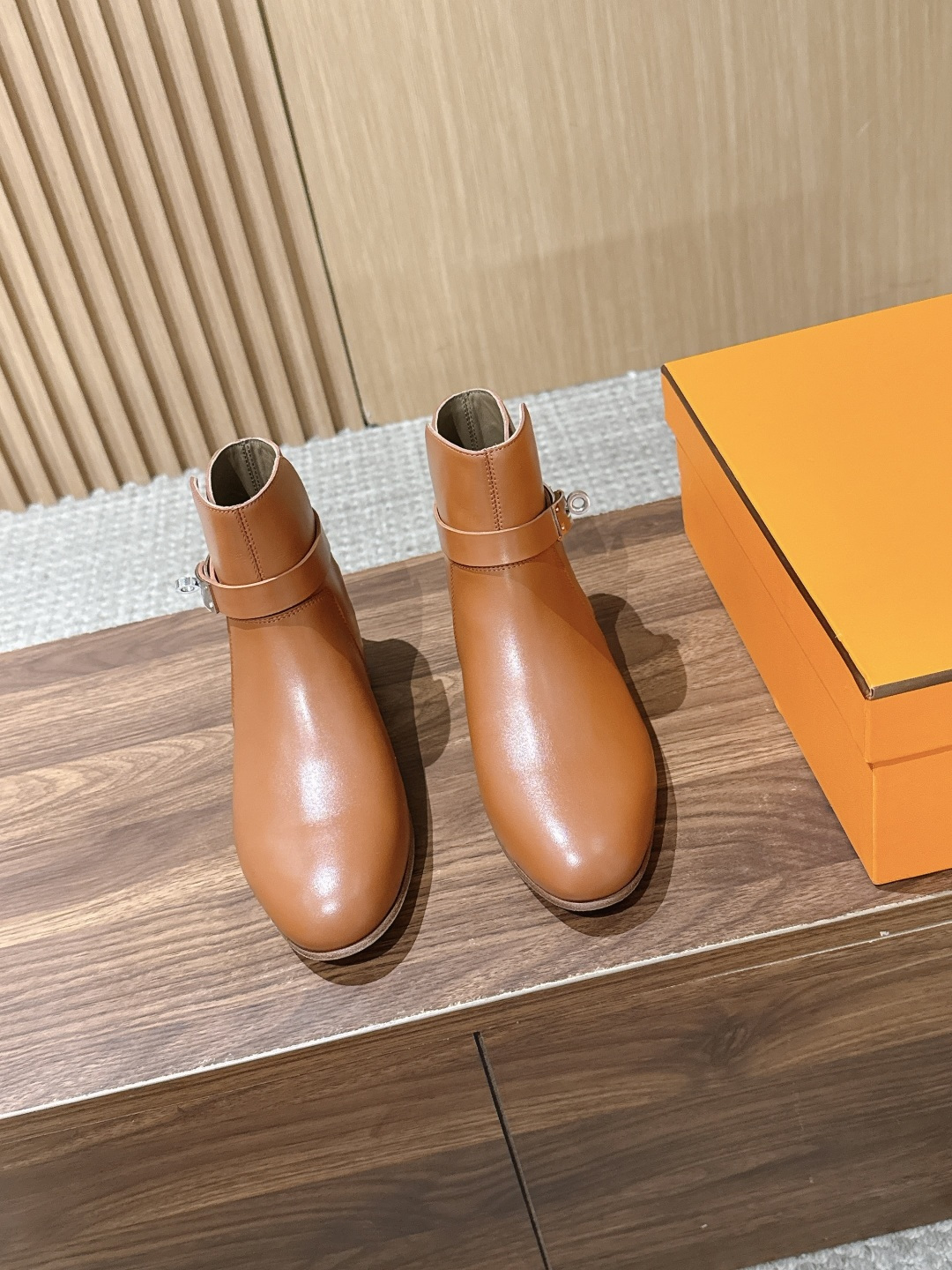 HERMES 爱马仕 把经典发挥到极致   Neo 双圈踝带及踝靴/ KeLLY扣短靴. 🧡🧡… 只要推开爱马仕的大门，