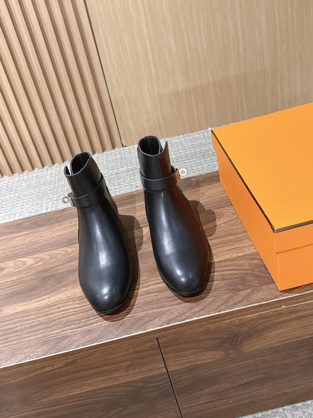 HERMES 爱马仕 把经典发挥到极致   Neo 双圈踝带及踝靴/ KeLLY扣短靴. 🧡🧡… 只要推开爱马仕的大门，