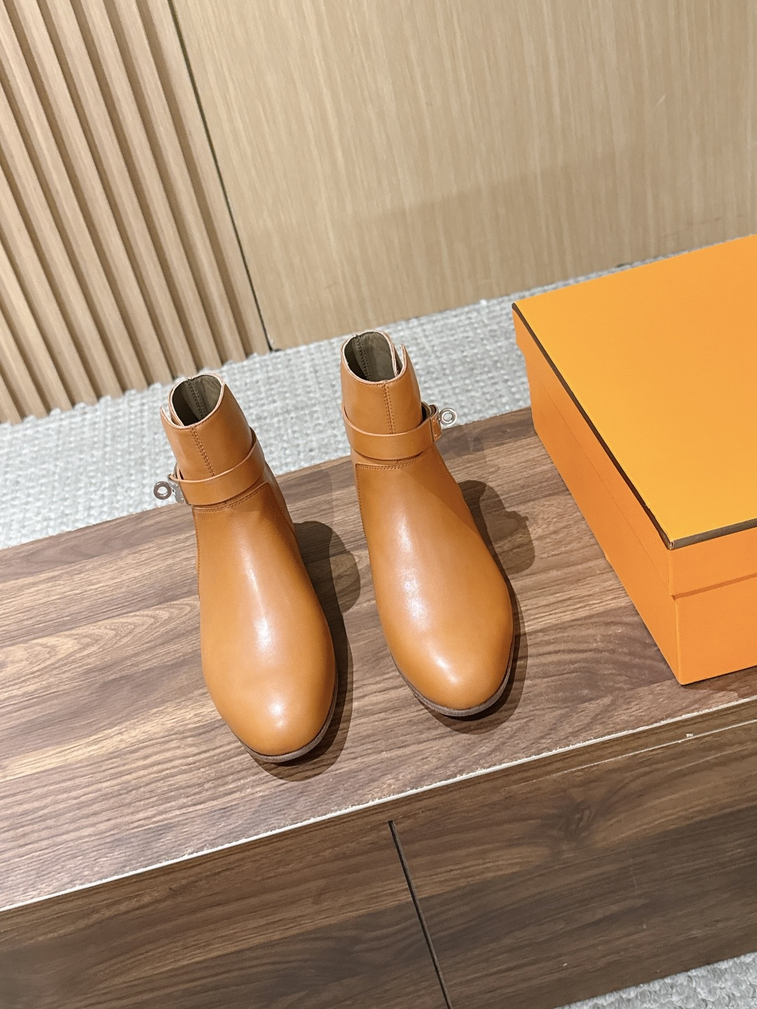 HERMES 爱马仕 把经典发挥到极致   Neo 双圈踝带及踝靴/ KeLLY扣短靴. 🧡🧡… 只要推开爱马仕的大门，