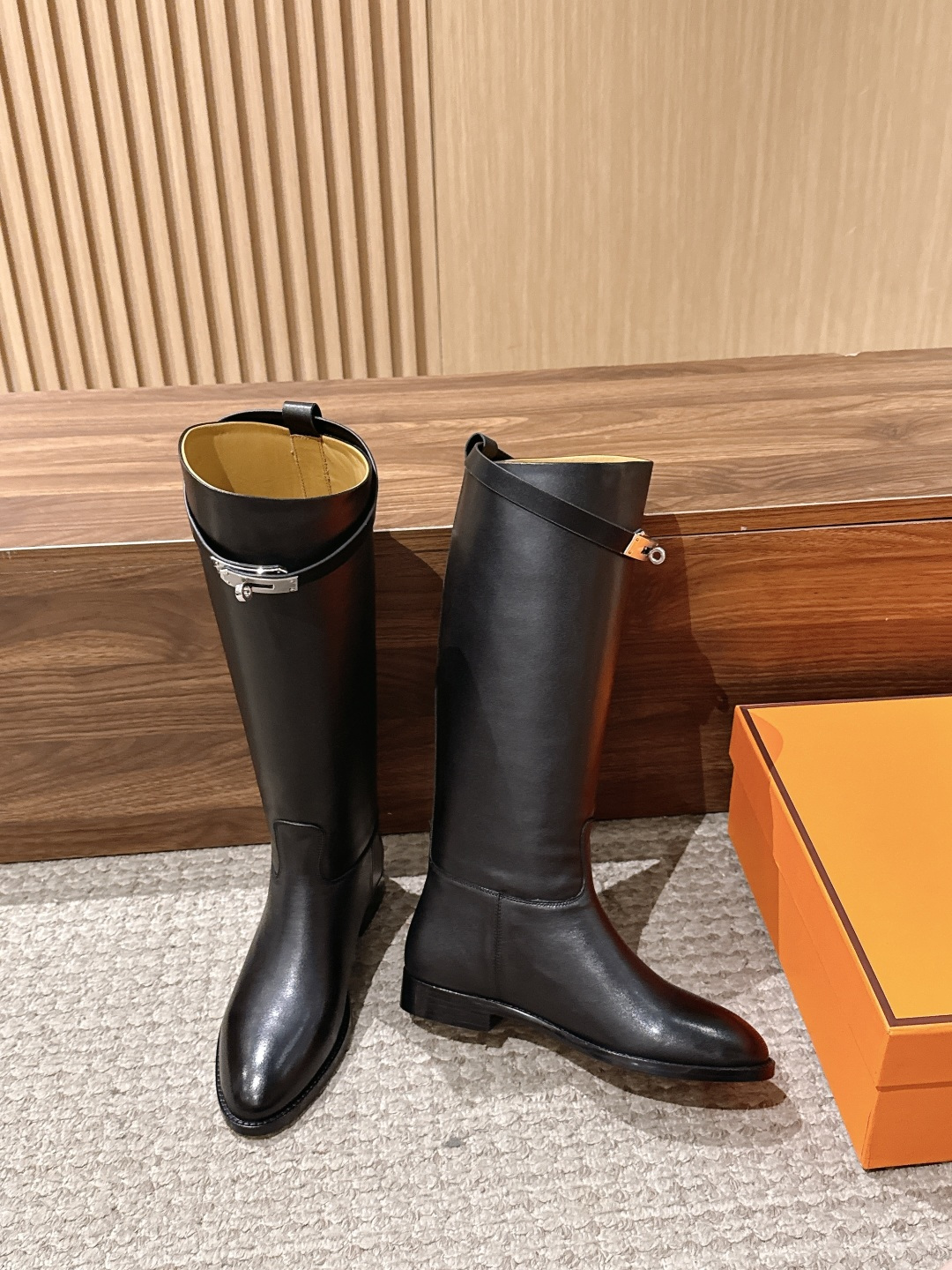 #皮面 HERMES 爱马仕kelly扣骑士靴长靴 经典的H家族筒靴风格不会落伍 配上爱马仕特有的扣子更具大气风范 经典 #皮面 HERMES 爱马仕kelly扣骑士靴长靴 经典的H家族筒靴风格不会落伍 配上爱马仕特有的扣子更具大气风范 经典