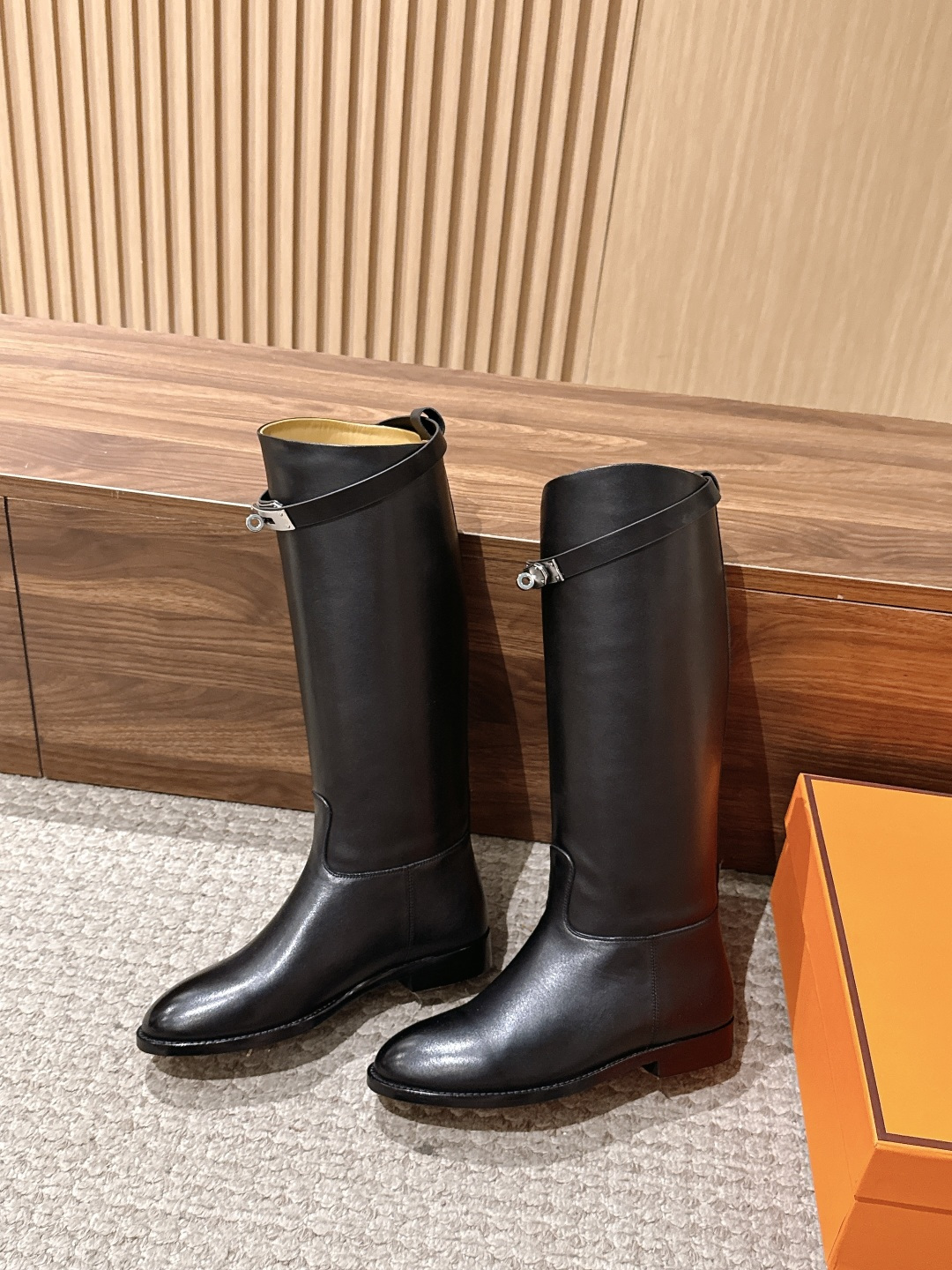 #皮面 HERMES 爱马仕kelly扣骑士靴长靴 经典的H家族筒靴风格不会落伍 配上爱马仕特有的扣子更具大气风范 经典 #皮面 HERMES 爱马仕kelly扣骑士靴长靴 经典的H家族筒靴风格不会落伍 配上爱马仕特有的扣子更具大气风范 经典