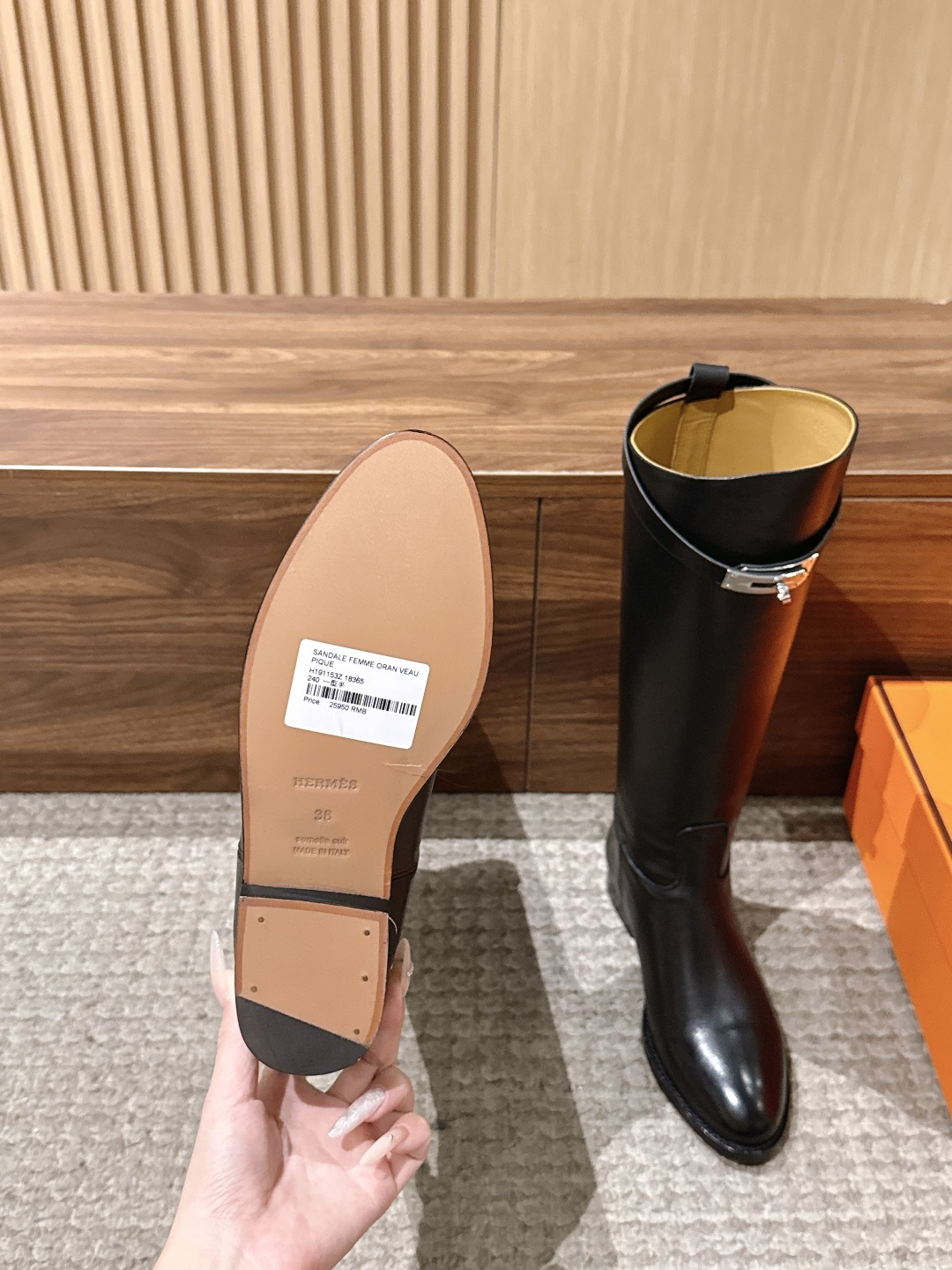 #皮面 HERMES 爱马仕kelly扣骑士靴长靴 经典的H家族筒靴风格不会落伍 配上爱马仕特有的扣子更具大气风范 经典 #皮面 HERMES 爱马仕kelly扣骑士靴长靴 经典的H家族筒靴风格不会落伍 配上爱马仕特有的扣子更具大气风范 经典