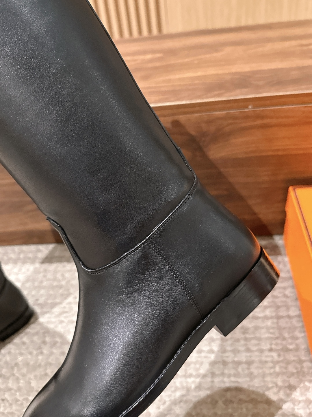 #皮面 HERMES 爱马仕kelly扣骑士靴长靴 经典的H家族筒靴风格不会落伍 配上爱马仕特有的扣子更具大气风范 经典 #皮面 HERMES 爱马仕kelly扣骑士靴长靴 经典的H家族筒靴风格不会落伍 配上爱马仕特有的扣子更具大气风范 经典