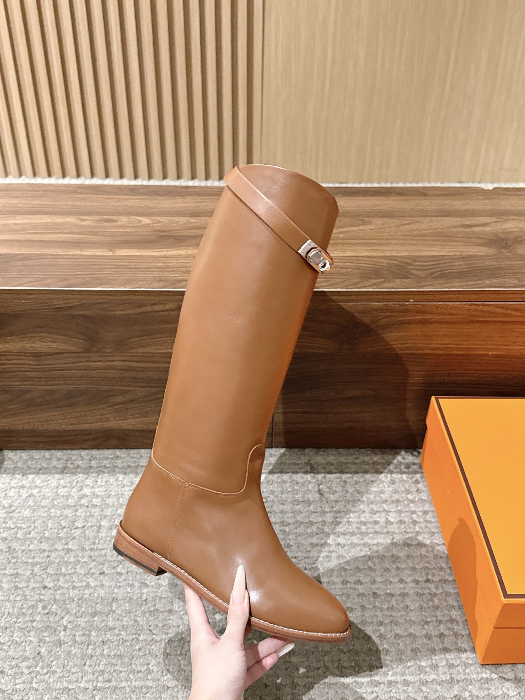 #皮面 HERMES 爱马仕kelly扣骑士靴长靴 经典的H家族筒靴风格不会落伍 配上爱马仕特有的扣子更具大气风范 经典 #皮面 HERMES 爱马仕kelly扣骑士靴长靴 经典的H家族筒靴风格不会落伍 配上爱马仕特有的扣子更具大气风范 经典