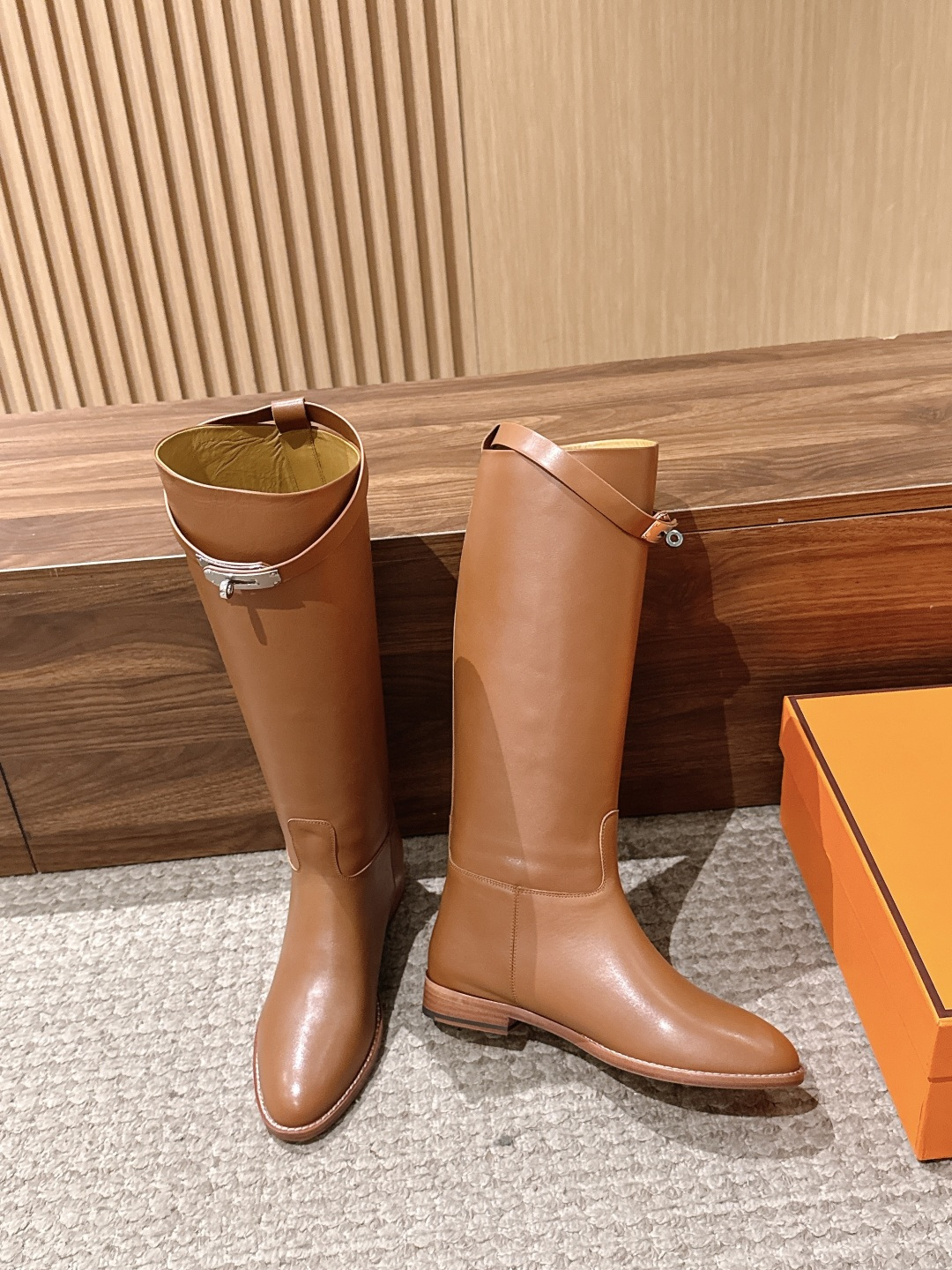 #皮面 HERMES 爱马仕kelly扣骑士靴长靴 经典的H家族筒靴风格不会落伍 配上爱马仕特有的扣子更具大气风范 经典 #皮面 HERMES 爱马仕kelly扣骑士靴长靴 经典的H家族筒靴风格不会落伍 配上爱马仕特有的扣子更具大气风范 经典